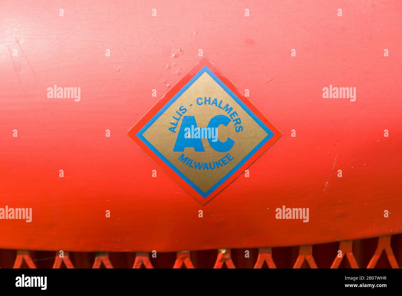 Logo Allis Chalmers sur un capot de tracteur vintage. Fondée en 1901 à Milwaukee, la société fabrique des machines de construction agricole Banque D'Images