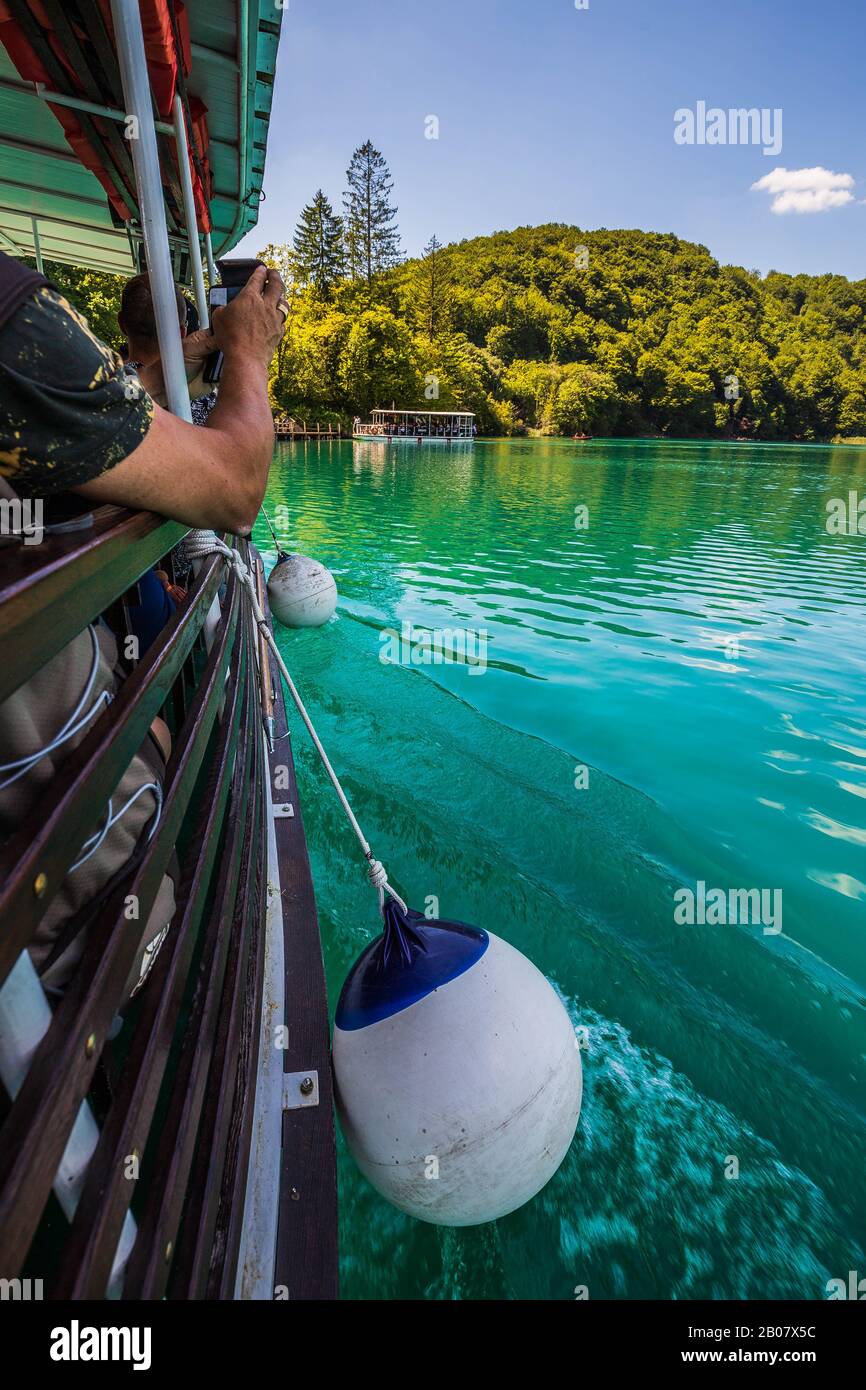 Ferry bateaux sur la jetée des lacs de Plitvice, Croatie. Les Gens Visitent Le Parc National Des Lacs De Plitvice Banque D'Images
