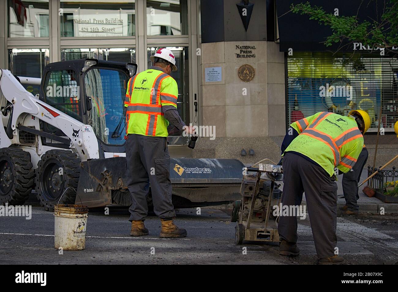 Les travailleurs du travail public travaillant sur la rue Washington DC dans des gilets jaunes et des chapeaux Banque D'Images