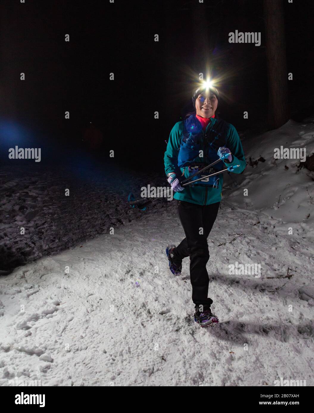 ALMATY KAZAKHSTAN: FÉVRIER 15 2020: Des filles non identifiées courent la nuit en hiver dans les montagnes près de la ville d'Almaty avec des lumières pendant Banque D'Images