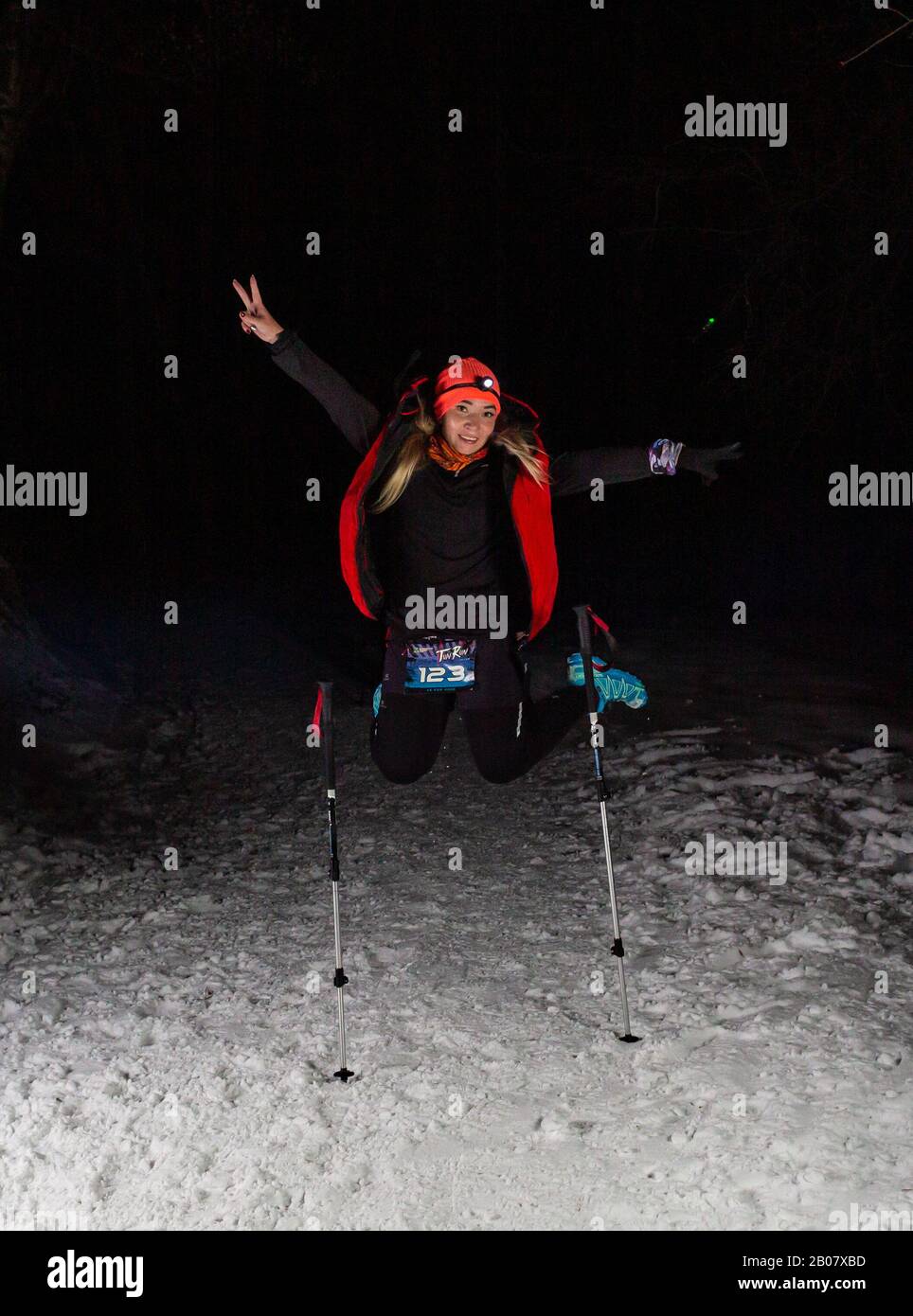 ALMATY KAZAKHSTAN: FÉVRIER 15 2020: Des filles non identifiées courent la nuit en hiver dans les montagnes près de la ville d'Almaty avec des lumières pendant Banque D'Images