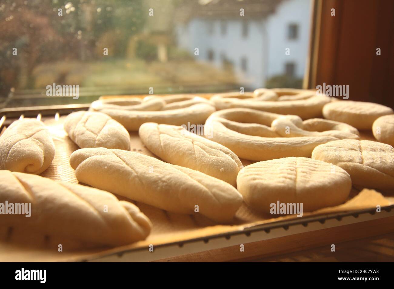 les petits pains traditionnels allemands sont congelés avant la cuisson Banque D'Images