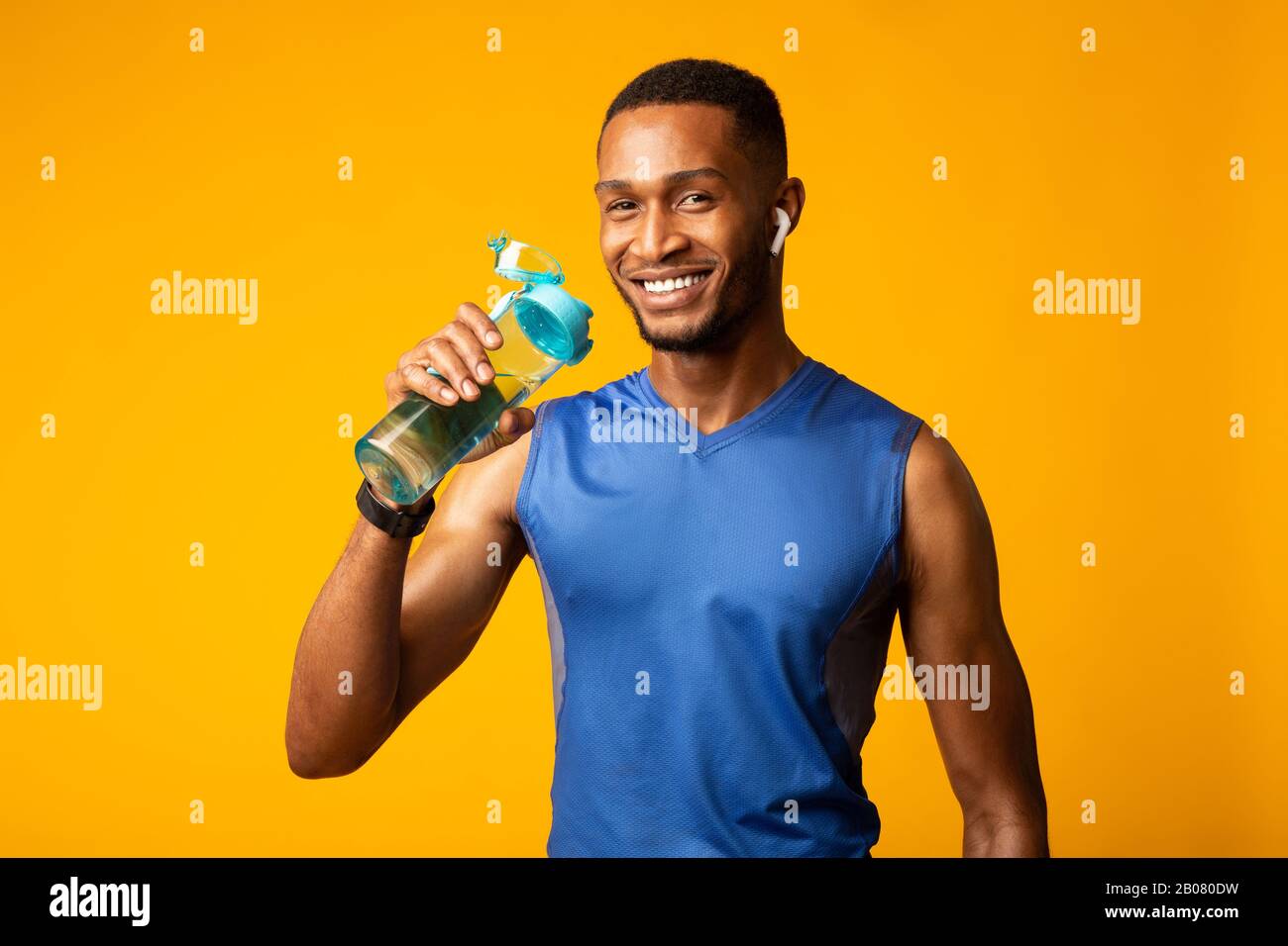 Un homme sportif noir en bonne santé qui boit de l'eau minérale Photo Stock  - Alamy