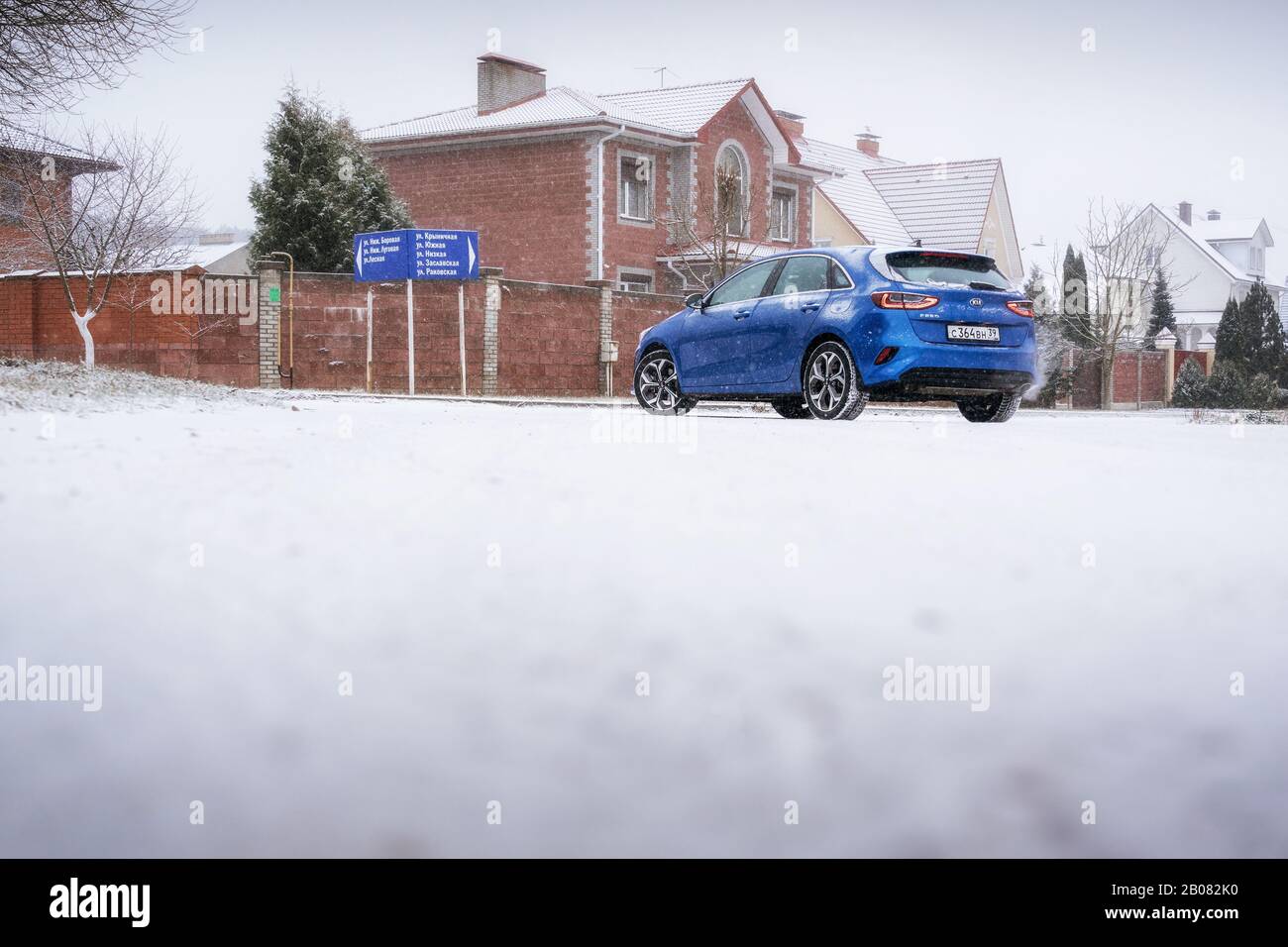 Minsk, Belarus - 26 novembre 2019 : Kia Ceed 2018 voiture sur route enneigée contre country house Banque D'Images