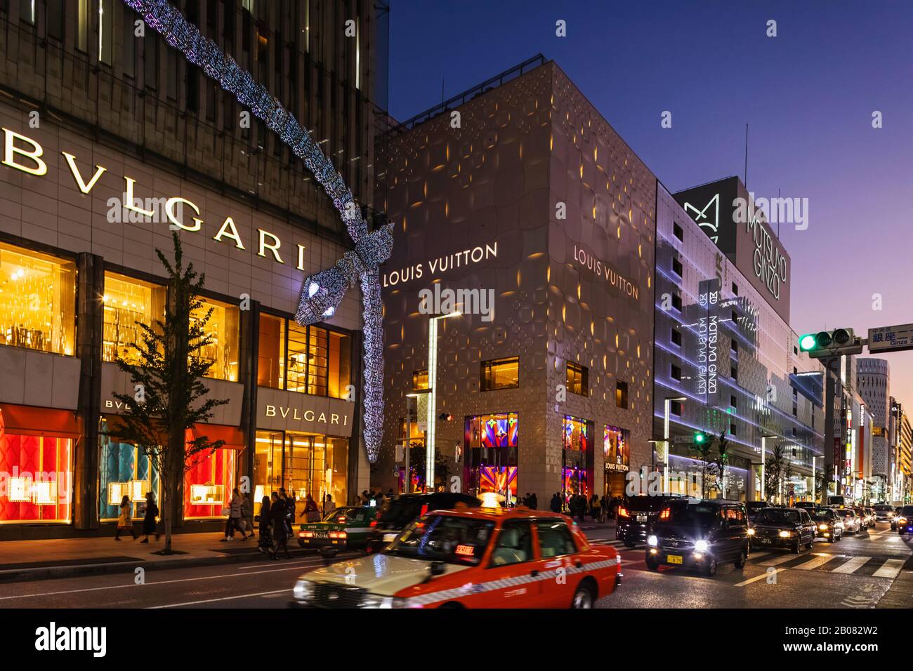 Japon, Honshu, Tokyo, Ginza, Chuo-Dori Shopping Street At Night, Bvlgari Et Louis Vuitton Et Matsuya Department Stores Banque D'Images