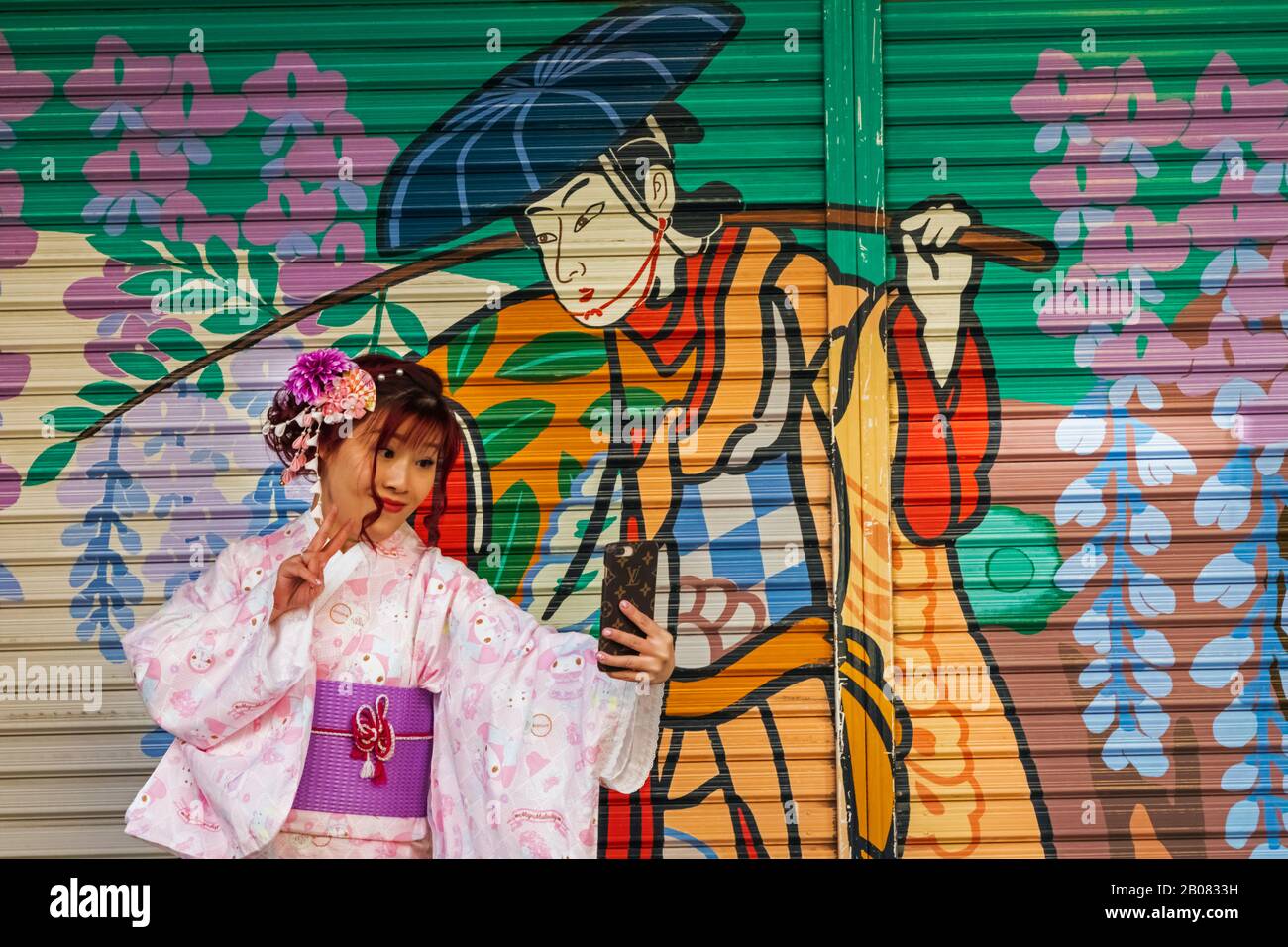 Japon, Honshu, Tokyo, Asakusa, Femme À Kimono Prenant Selfie Photos Devant La Couleur De La Photo D'Obturateur De Magasin Banque D'Images