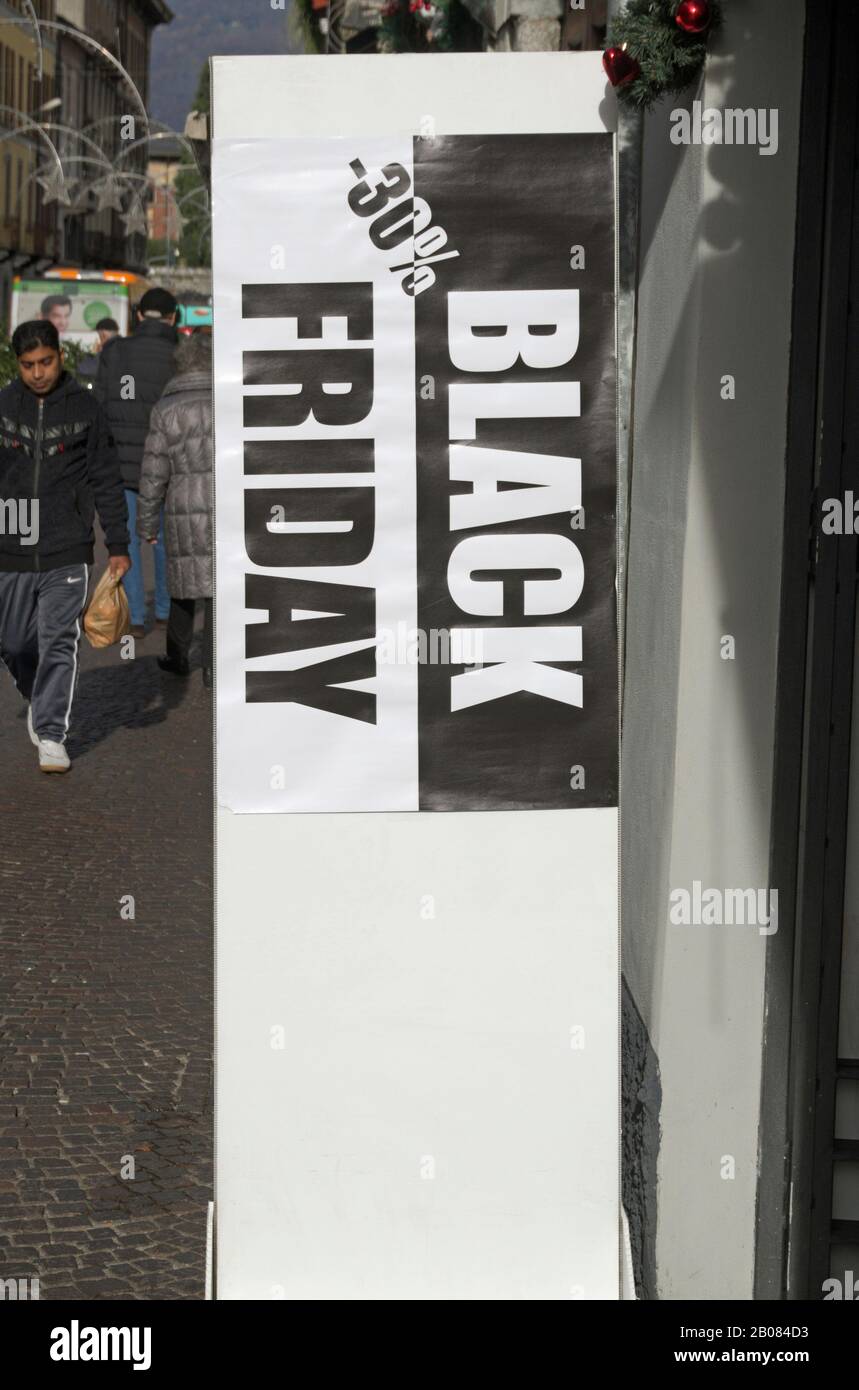 Panneau de vente du vendredi noir à l'extérieur d'un magasin de mode à Côme, Italie Banque D'Images