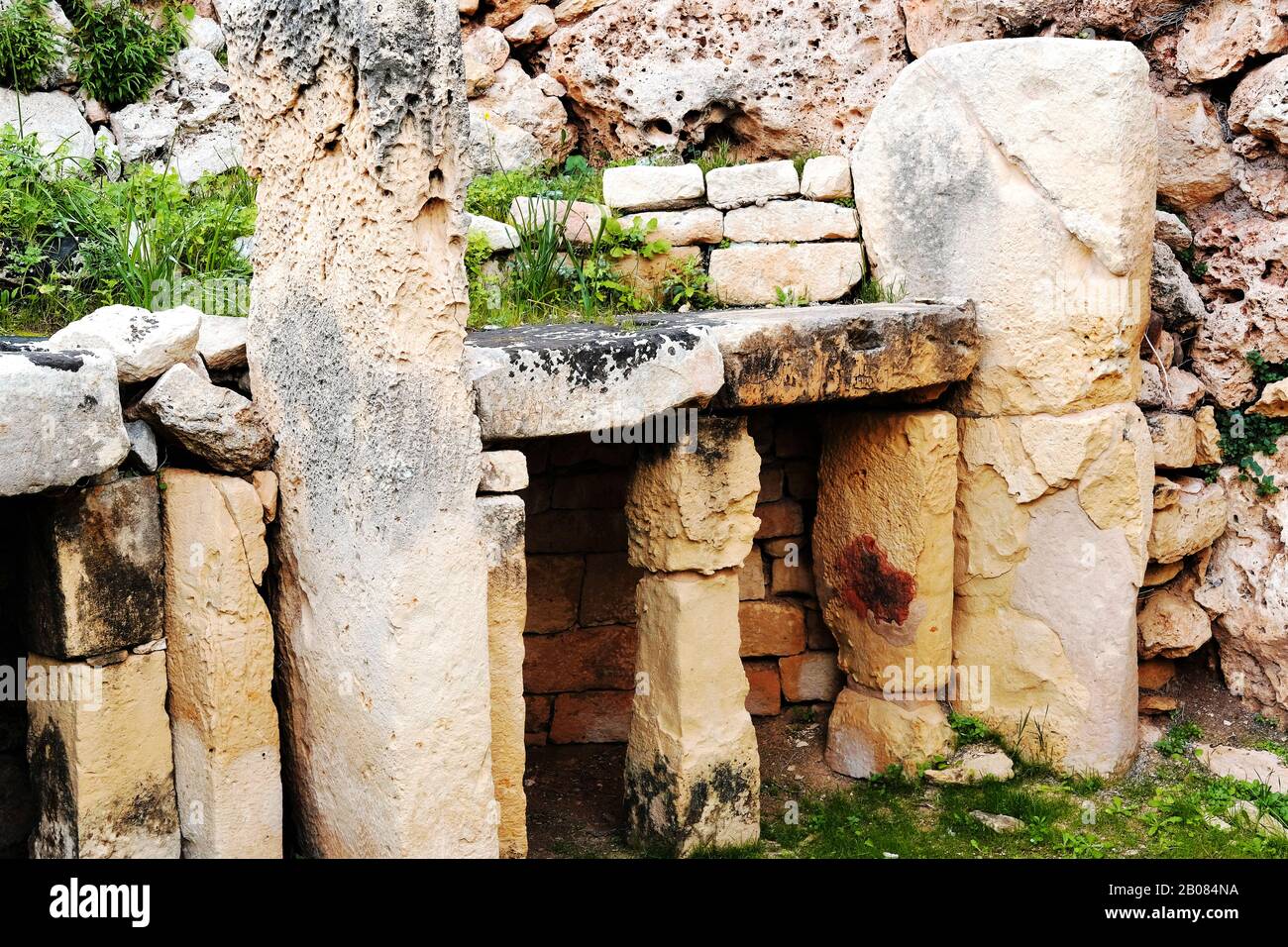 Porte calcaire néolithique au complexe des temples de ggantija à Xaghra, sur l'île de Gozo, à Malte. Banque D'Images