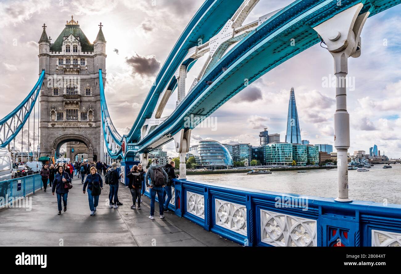 Londres, Angleterre, Royaume-Uni - 12 mai 2019 : vue panoramique sur le quartier de la ville de Londres depuis le célèbre Tower Bridge et la Tamise contre les monuments Plus Banque D'Images