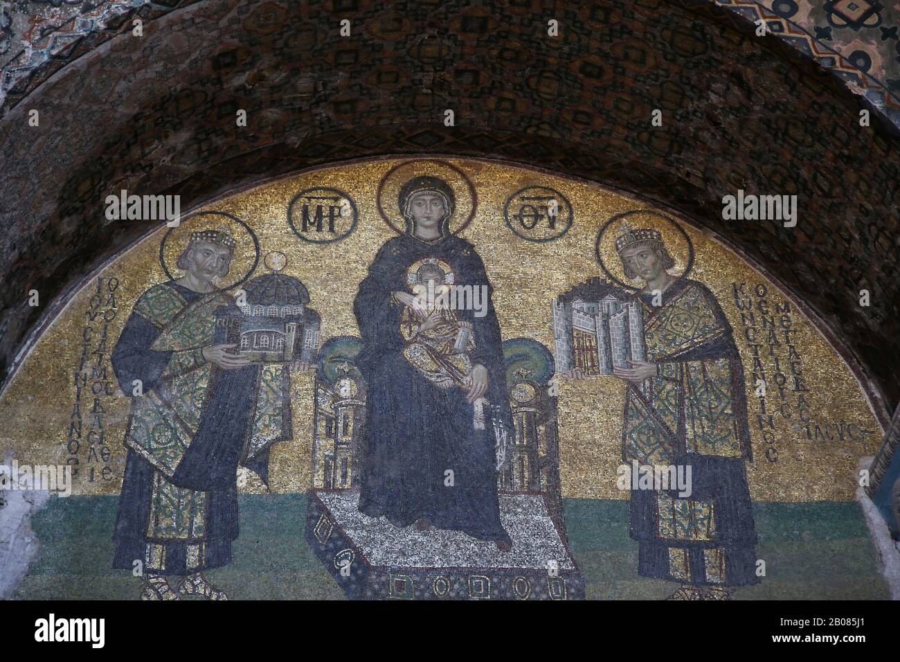 Turquie. Istanbul. Sainte-Sophie. Mosaïque Byzaine. Vierge Marie avec Jésus, empereurs Constantin et Justinien. Tympan. 994. Banque D'Images