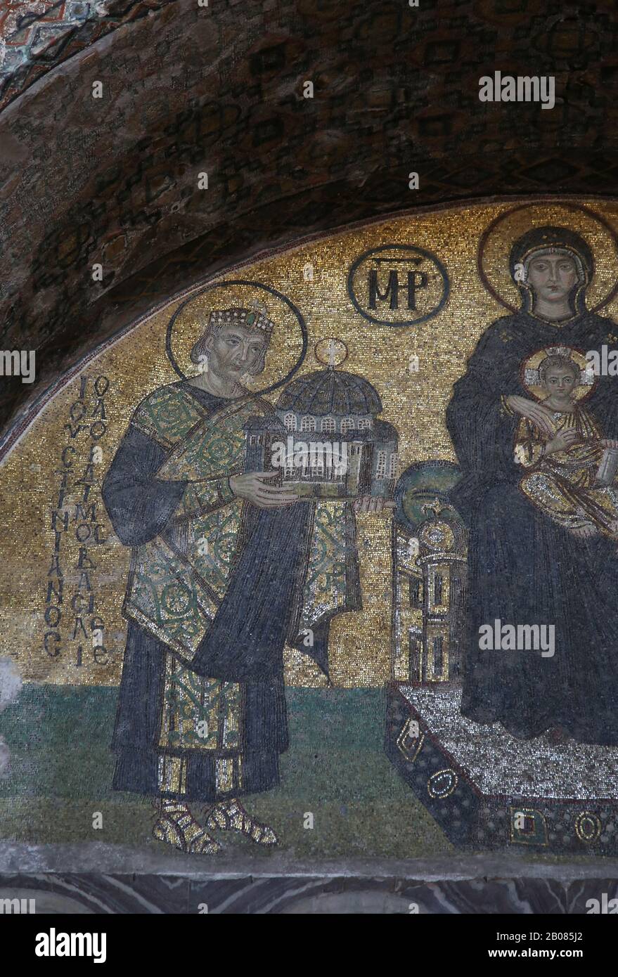 Turquie. Istanbul. Sainte-Sophie. L'empereur Justinien I (483-565) offrant un modèle Hagia Sophia à la Vierge. 994. Banque D'Images