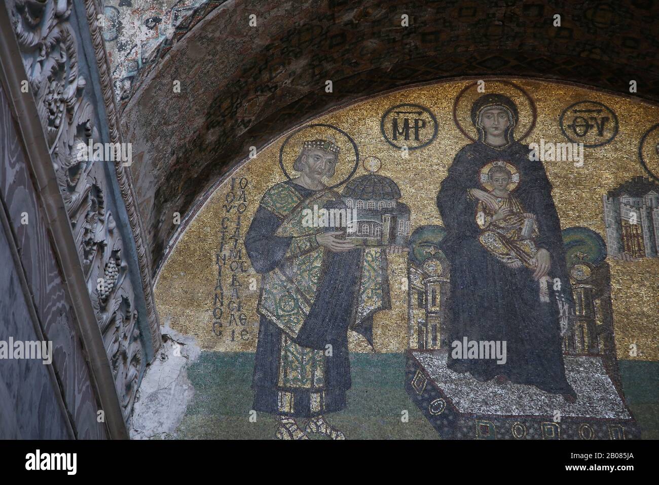 Turquie. Istanbul. Sainte-Sophie. L'empereur Justinien I offre un modèle Hagia Sophia à la Vierge. 994. Banque D'Images