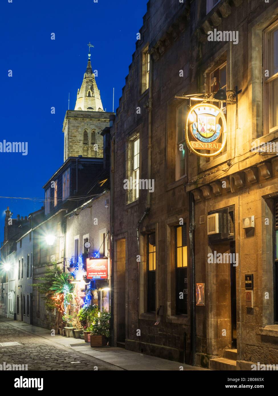 College Street Et St Salvators Tower Au Crépuscule St Andrews Fife Ecosse Banque D'Images