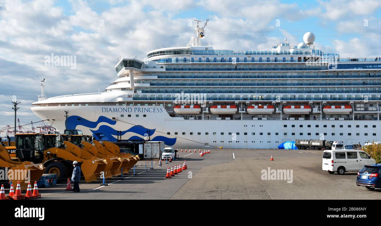 Yokohama, Japon. 19 février 2020. Le navire de croisière en quarantaine Diamond Princess est vu au quai Daikoku de Yokohama, préfecture de Kanagawa, Japon, le mercredi 19 février 2020. Les passagers qui ont testé négatif pour le nouveau coronavirus ont commencé à débarquer du navire de croisière aujourd'hui. Photo de Keizo Mori/UPI crédit: UPI/Alay Live News Banque D'Images
