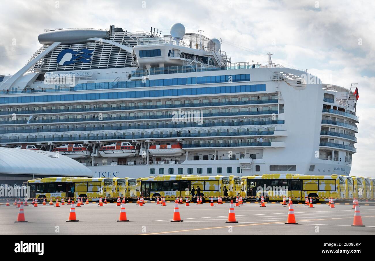 Yokohama, Japon. 19 février 2020. Les autobus se préparent à aider les passagers à décharger la princesse Diamond au quai Daikoku de Yokohama, préfecture de Kanagawa, Japon, le mercredi 19 février 2020. Les passagers qui ont testé négatif pour le nouveau coronavirus ont commencé à débarquer du navire de croisière aujourd'hui. Photo de Keizo Mori/UPI crédit: UPI/Alay Live News Banque D'Images