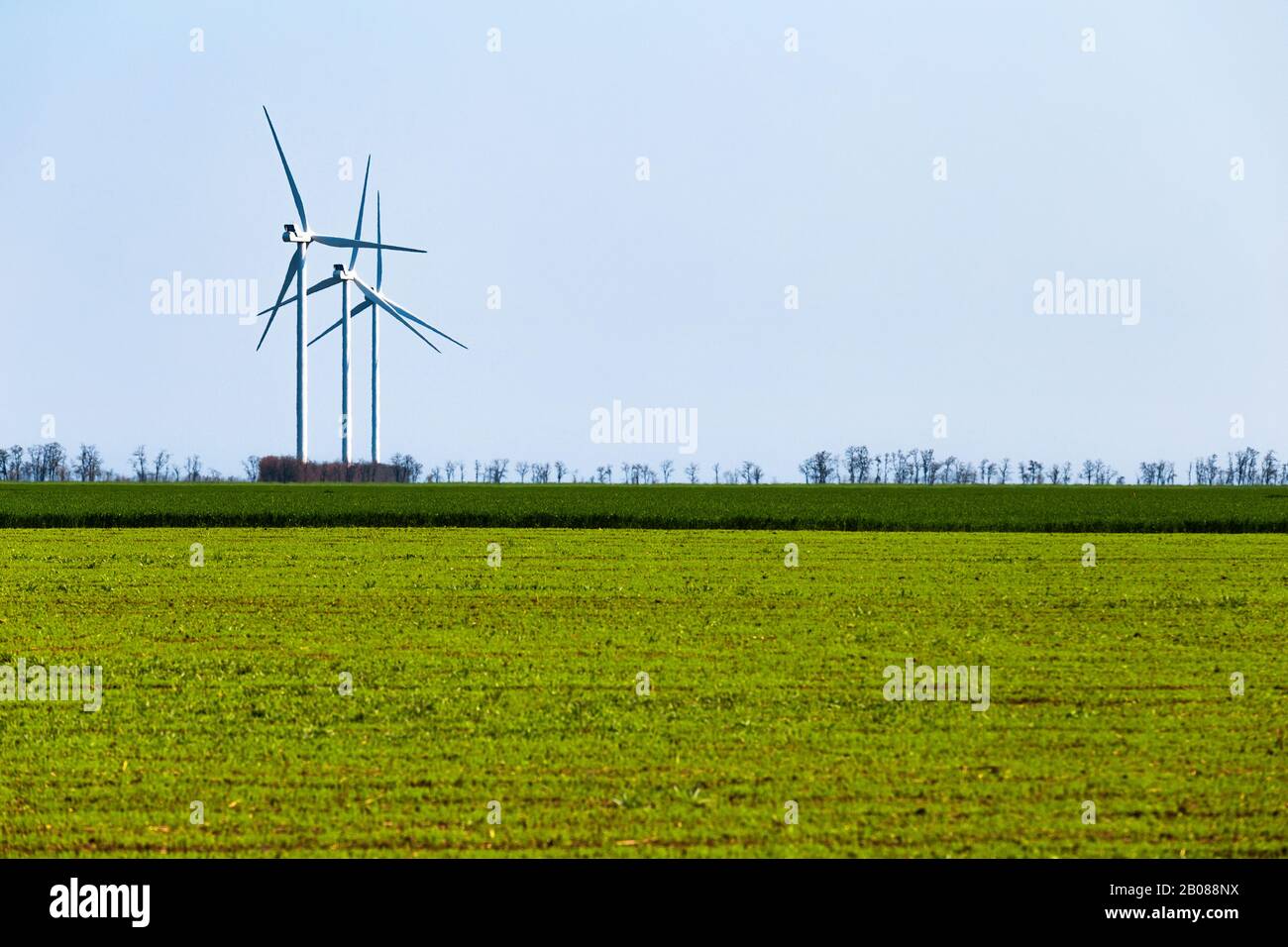 Éolienne écologique fournissant de l'énergie propre. Lutte pour un environnement propre Banque D'Images