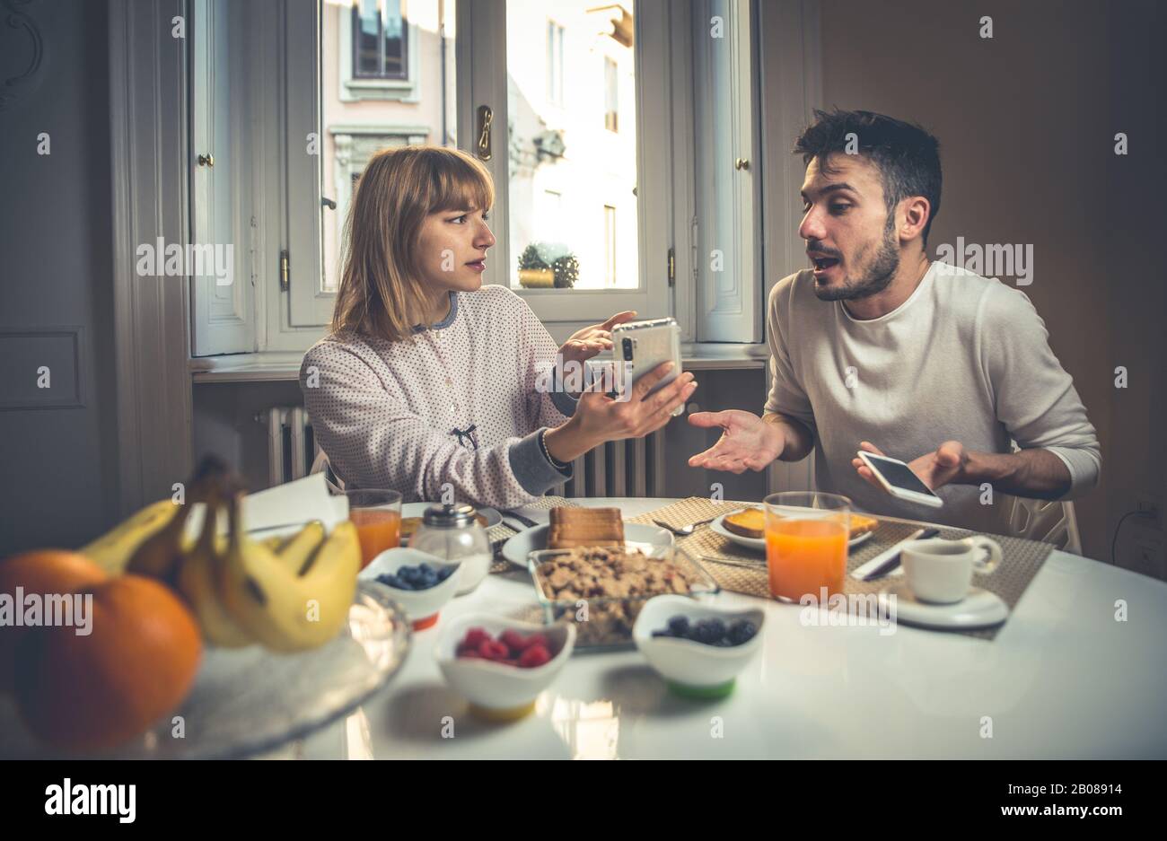 couple faisant le petit déjeuner à la maison. Concept de style de vie, de nourriture saine et de relation Banque D'Images