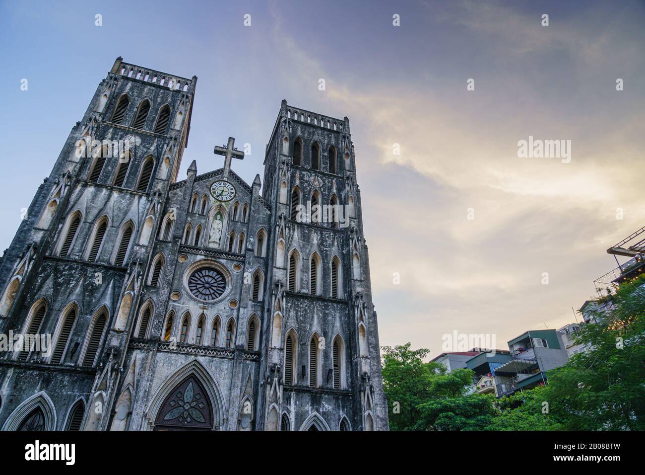 La cathédrale Saint-Joseph est une vieille église du Vietnam. Son église de style néo-gothique datant de la fin du XIXe siècle sert de cathédrale du R Banque D'Images