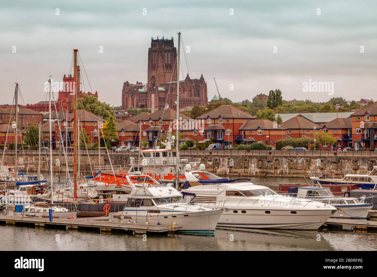 Bateaux à Brunswick Dock à Liverpool, avec la cathédrale de Liverpool en arrière-plan Banque D'Images