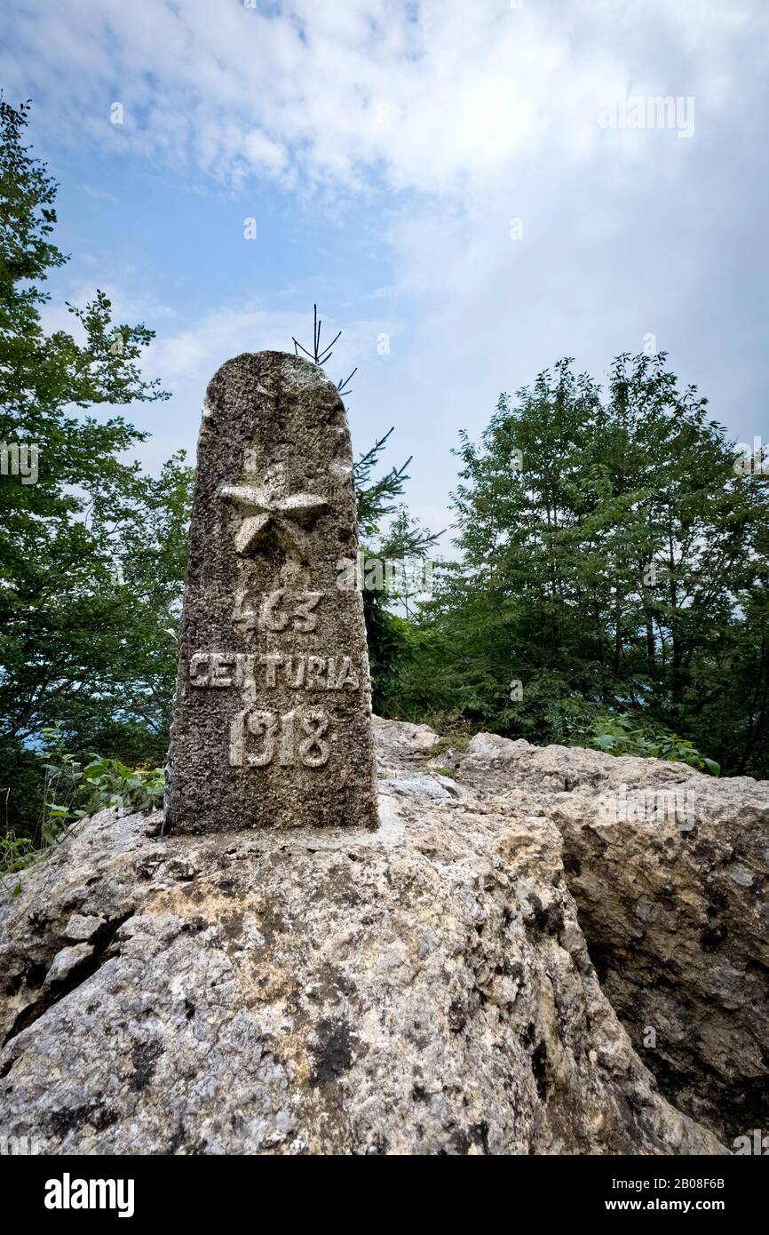 L'armée italienne marque le jalon de la Grande Guerre le long de la "trada del Re" (route du roi). Piccole Dolomiti, Province De Vicence, Vénétie, Italie, Europe. Banque D'Images