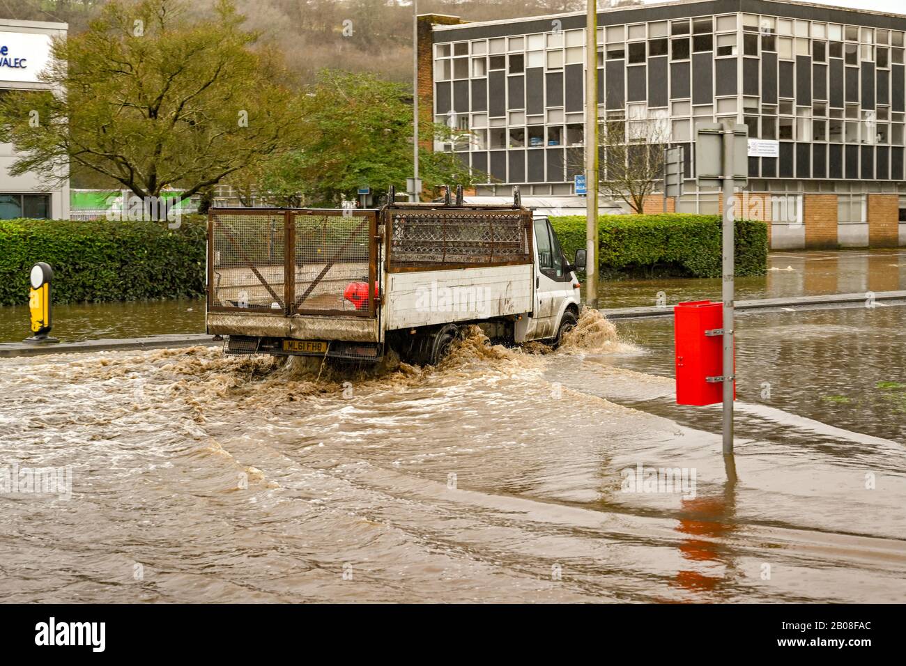 NANTGARW, PRÈS DE CARDIFF, PAYS DE GALLES - FÉVRIER 2020: Camion traversant des eaux d'inondation sur Treforest Industrial Estate près de Cardiff Banque D'Images