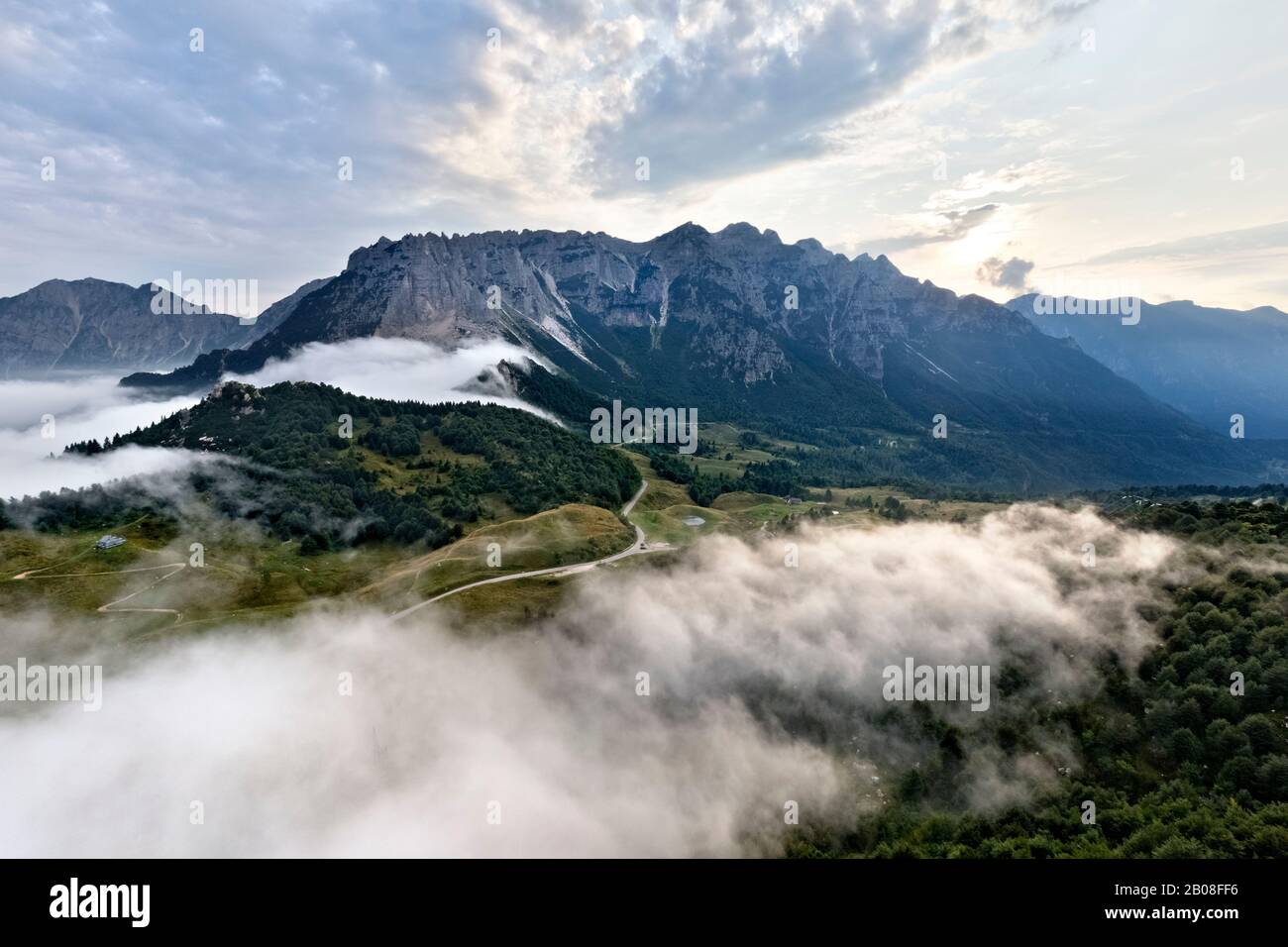 Piccole Dolomiti : la chaîne de montagne de Carega et sous le col de Campogrosso. Vallarsa, Province De Trente, Trentin-Haut-Adige, Italie, Europe. Banque D'Images