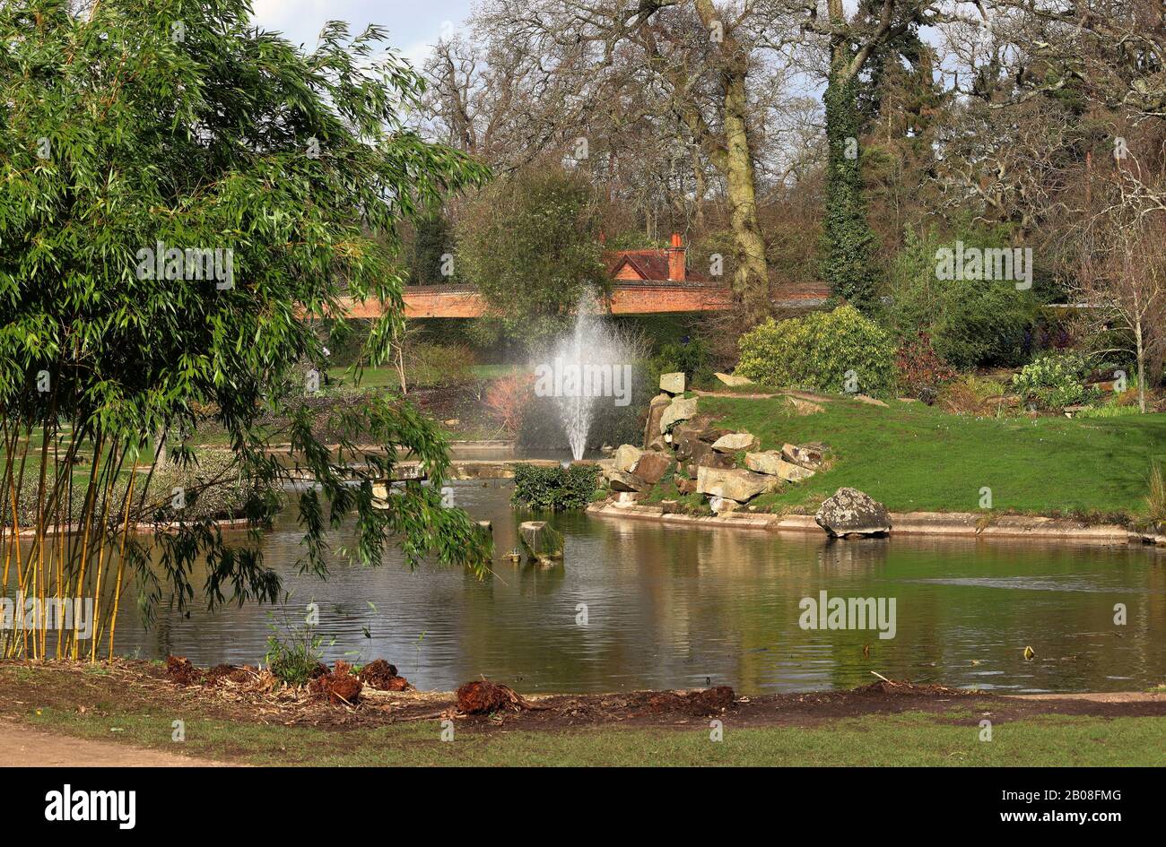 Fontaine dans le jardin japonais à Cliveden House Banque D'Images