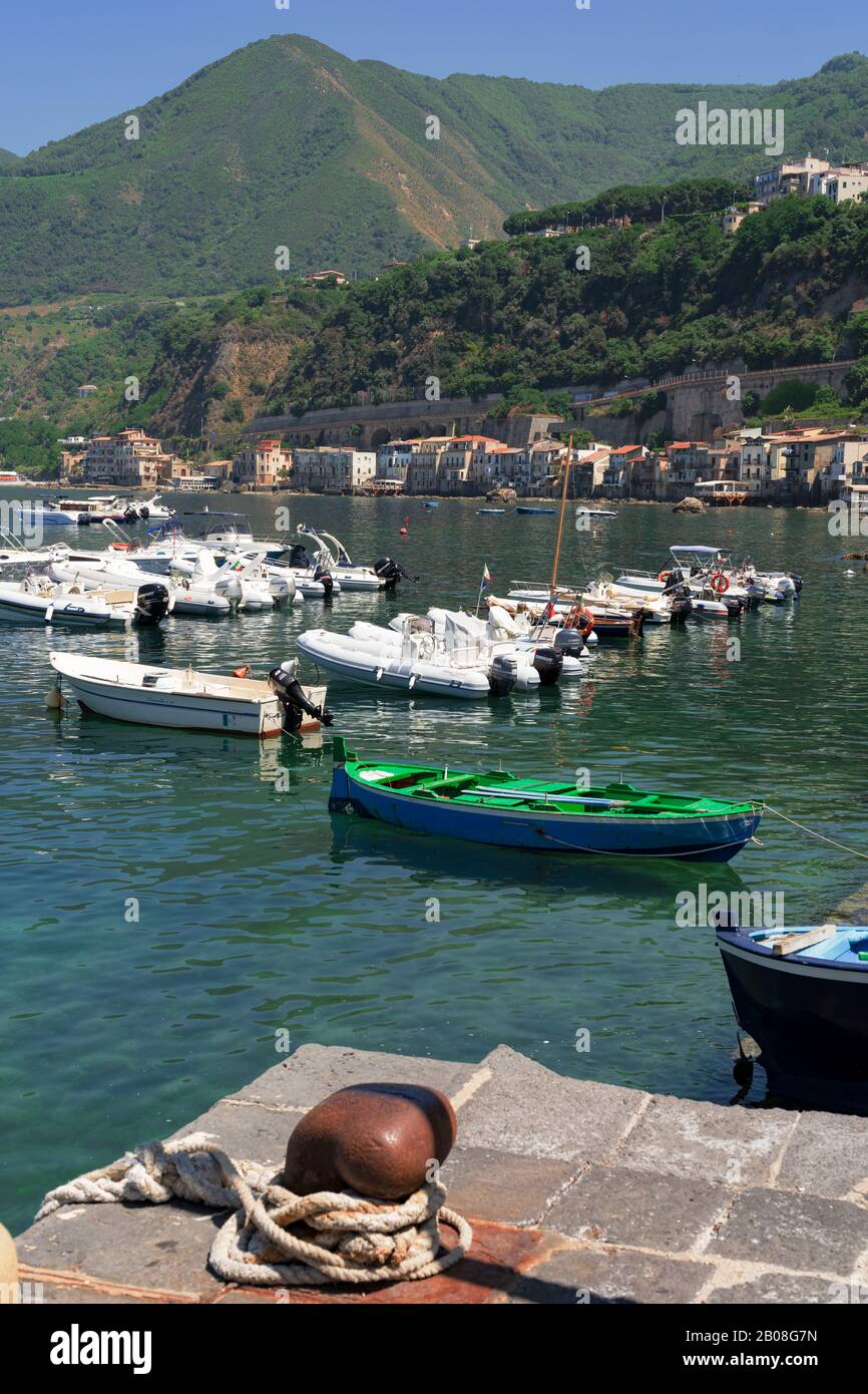 De nombreux petits bateaux dans le port de Tropea. Banque D'Images