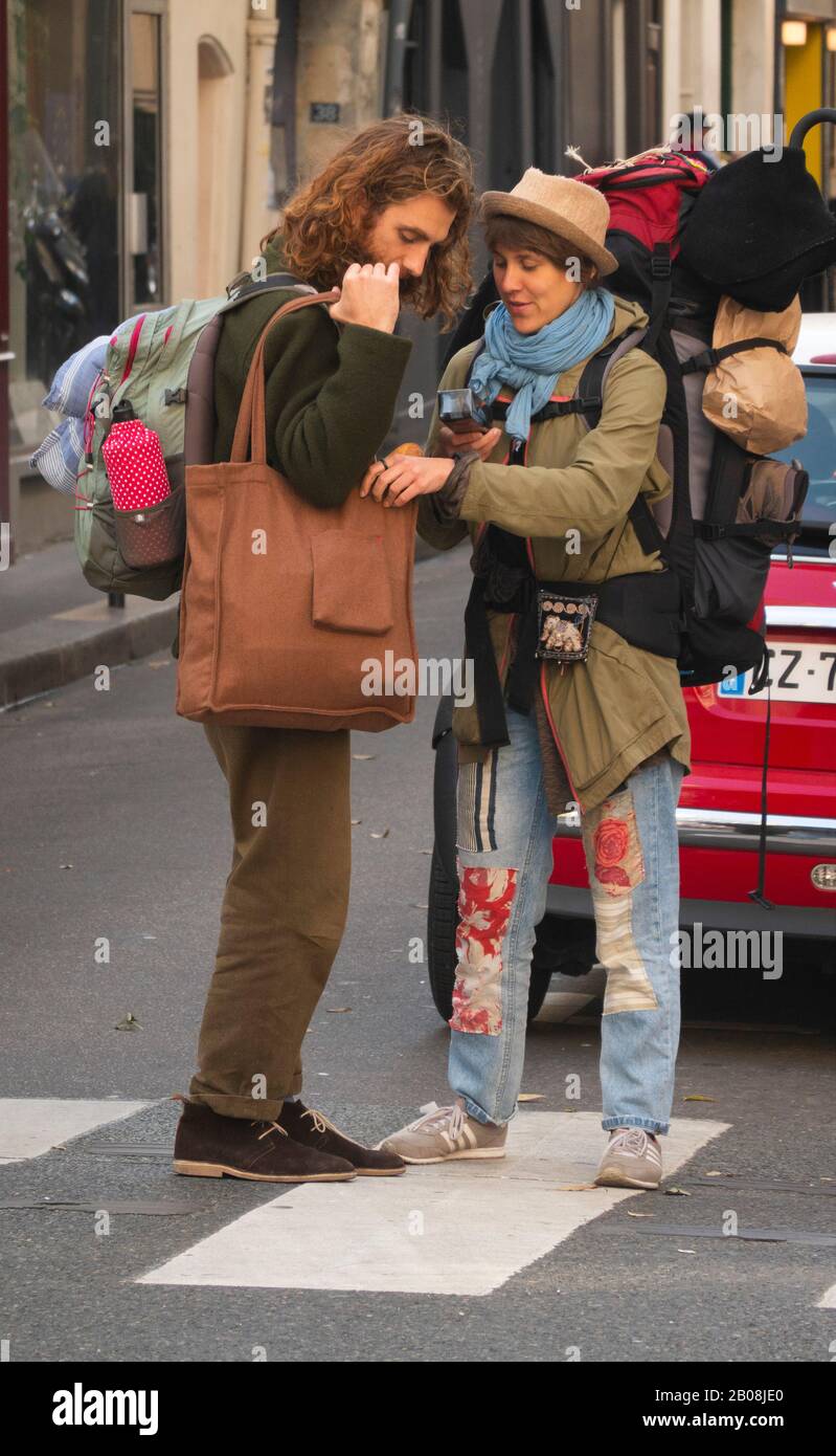 Touristes avec sacs à dos à Paris France Banque D'Images