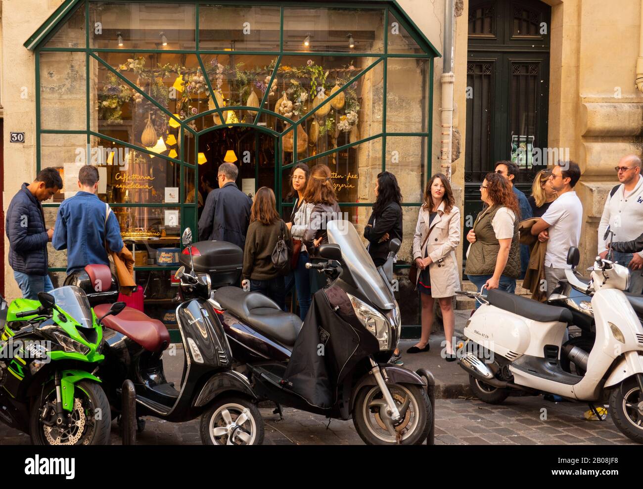 Les gens attendent en file d'attente pour une pizza restaurant à Paris France Banque D'Images