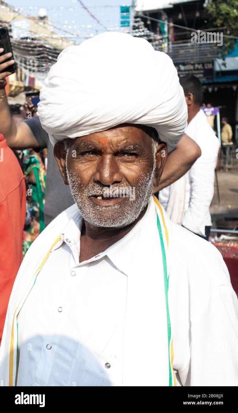 Pushkar,Rajasthan /Inde. 06 /11/2019. Rajashtan vieux homme avec des rides sur le visage en blanc traditionnel robe Avec blanc Safa (turban). Banque D'Images