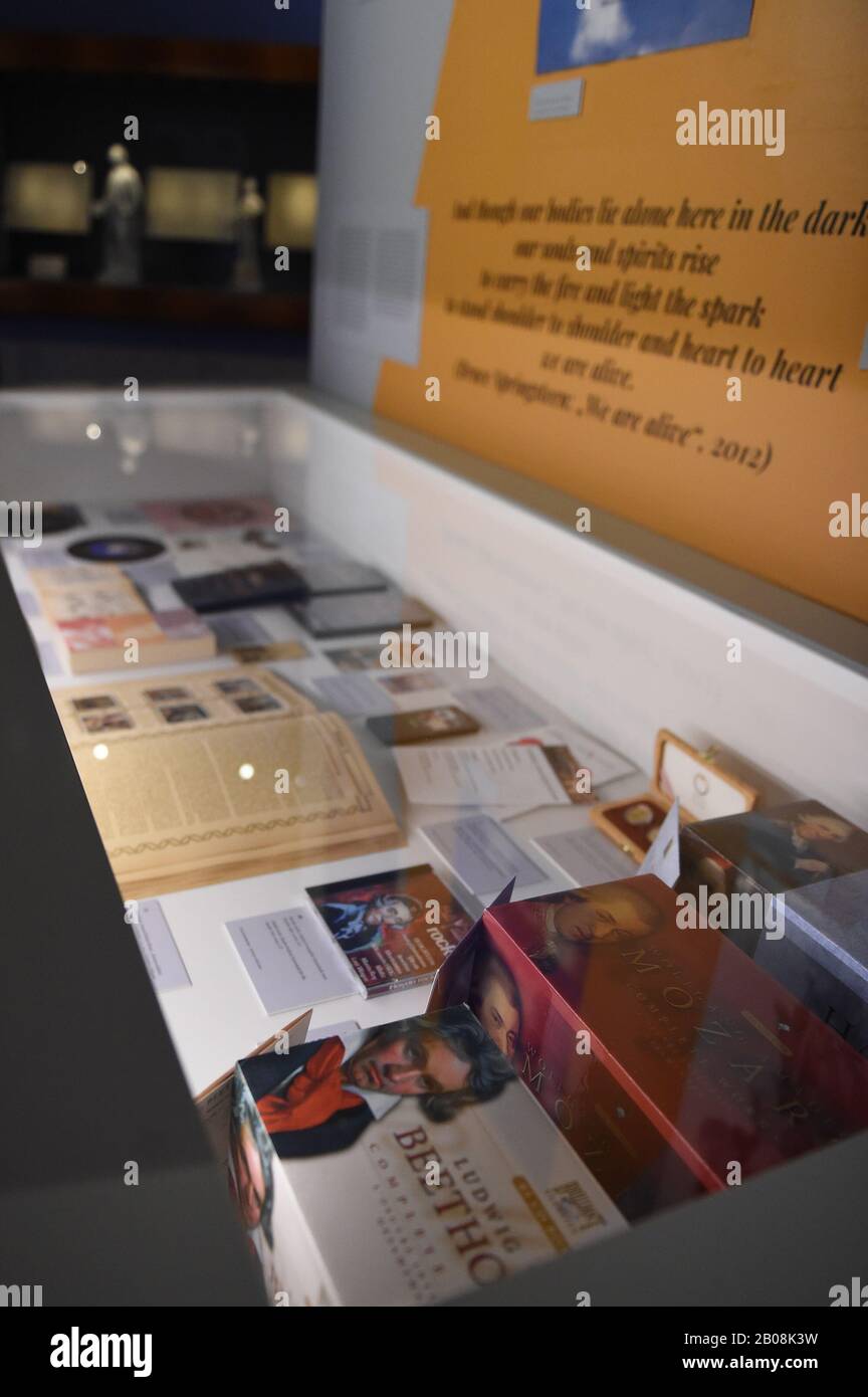 (200219) -- VIENNE, 19 février 2020 (Xinhua) -- des expositions sont vues lors de l'exposition spéciale de la Triade de la première école viennaise : Haydn-MOZART-BEETHOVEN dans le musée de la maison de Mozart, Vienne, Autriche, 19 février 2020. L'exposition, qui fait partie d'une série d'événements marquant le 250ème anniversaire de la naissance de Beethoven, se tient du 19 février 2020 au 31 janvier 2021. (Xinhua/Guo Chen) Banque D'Images