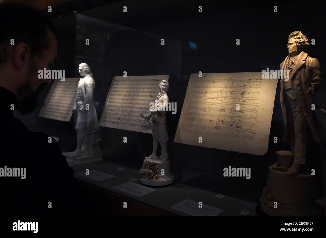 (200219) -- VIENNE, 19 février 2020 (Xinhua) -- un visiteur voit l'exposition spéciale de la "Triade de la première école viennaise: Haydn-MOZART-BEETHOVEN" dans le musée de la maison de Mozart, Vienne, Autriche, 19 février 2020. L'exposition, qui fait partie d'une série d'événements marquant le 250ème anniversaire de la naissance de Beethoven, se tient du 19 février 2020 au 31 janvier 2021. (Xinhua/Guo Chen) Banque D'Images