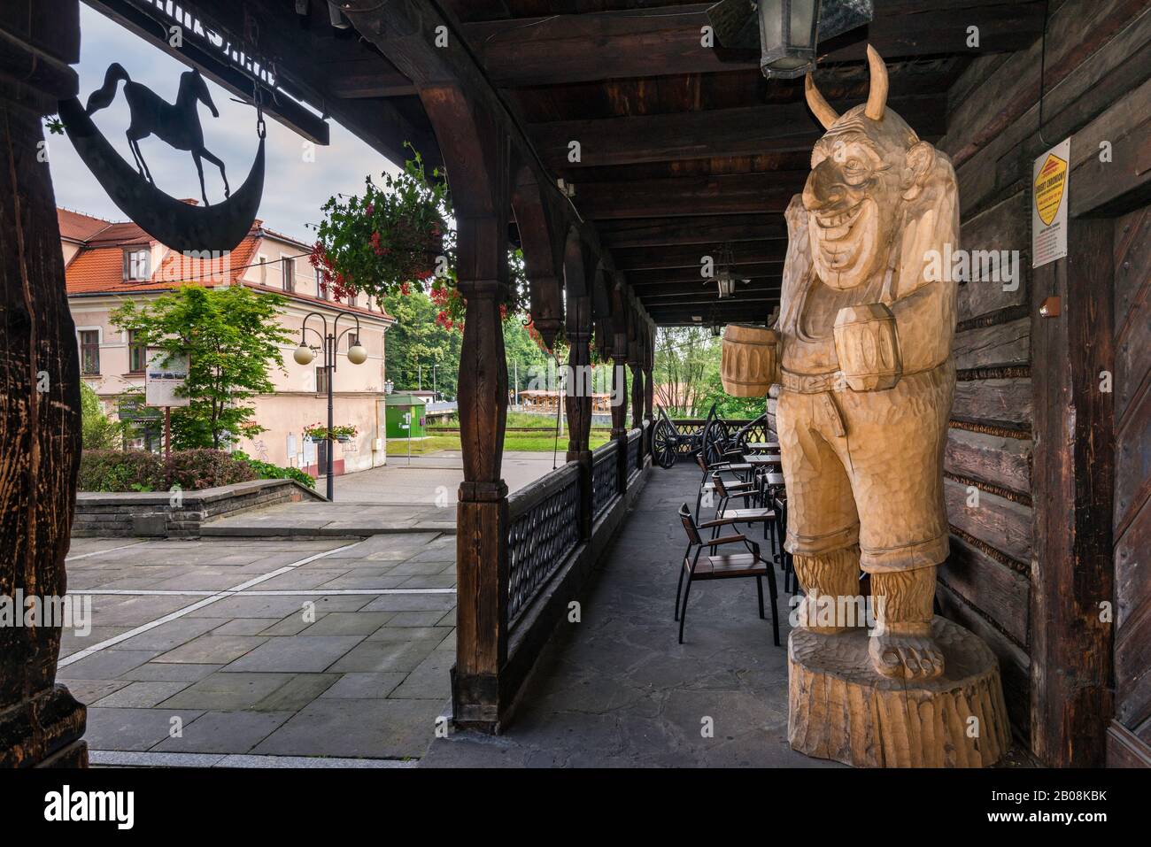 Figure en bois du diable servant de la bière au porche de Rzym (Rome) inn, 18ème siècle, à Sucha Beskidzka, Malopolska, Pologne Banque D'Images