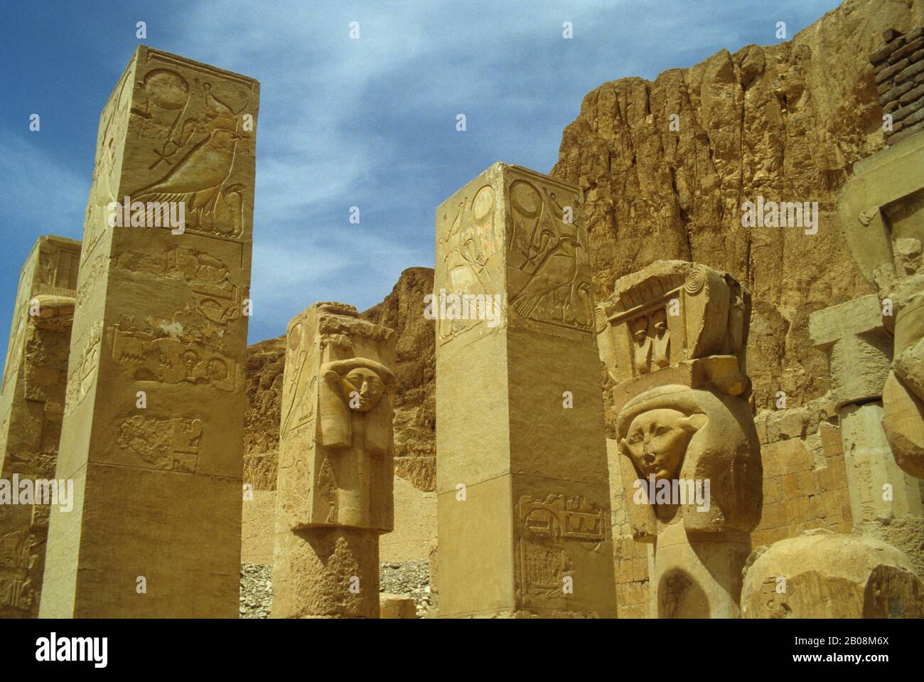 EGYPTE, PRÈS DE LOUXOR, DEIR EL-BAHRI, TEMPLE DE LA REINE HATSHEPSUT, ANCIENNES STATUES ÉGYPTIENNES Banque D'Images