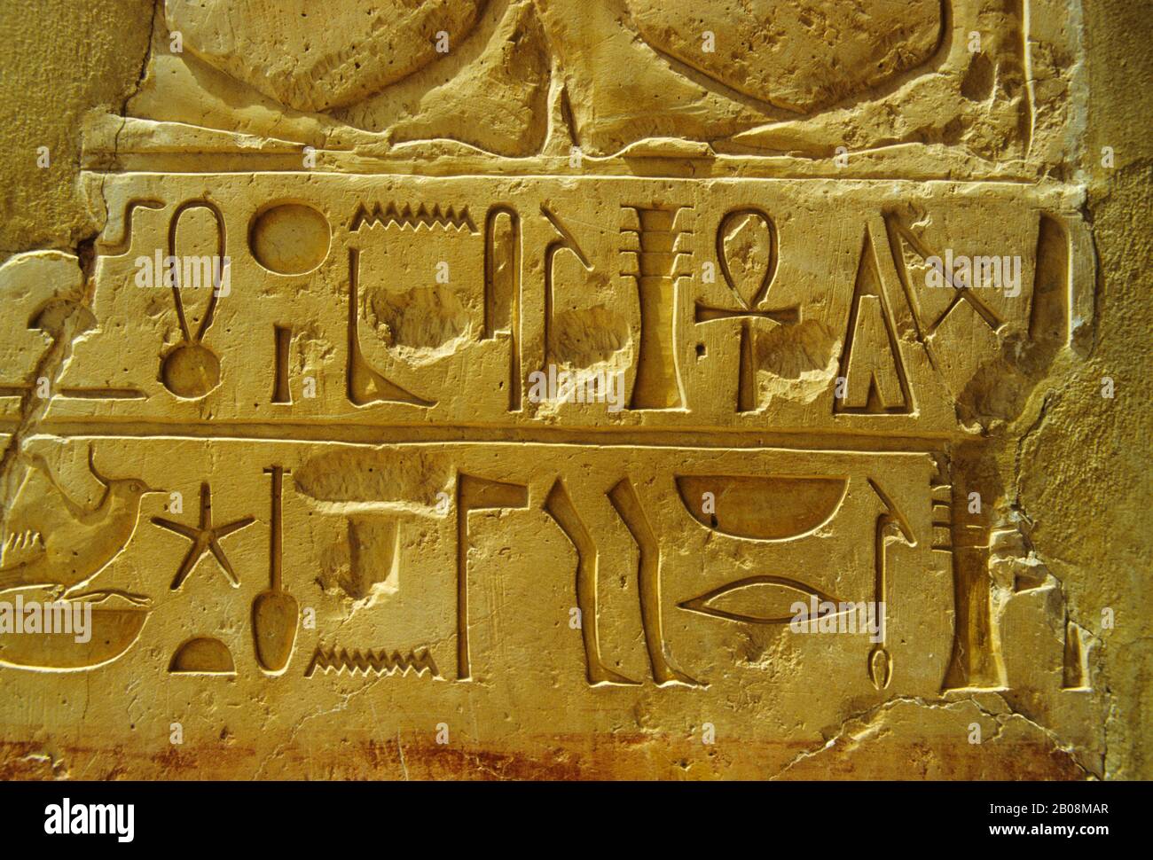 EGYPTE, PRÈS DE LOUXOR, DEIR EL-BAHRI, TEMPLE DE LA REINE HATSHEPSUT, ANCIENNE HEIROGLYPHS ÉGYPTIENNE Banque D'Images