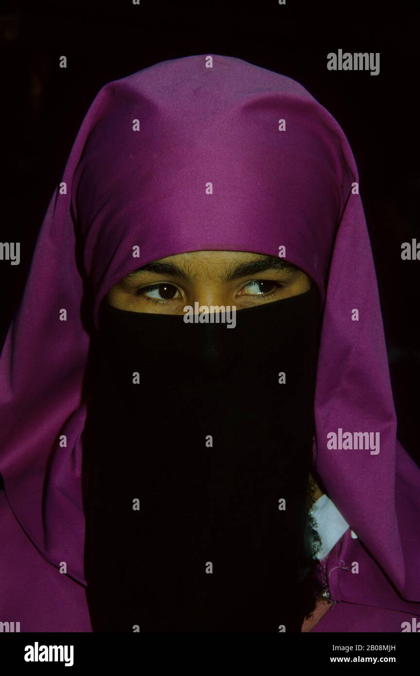 MAROC, MARRAKECH, MÉDINA (VIEILLE VILLE), PORTRAIT D'UNE FEMME MUSULMANE TRADITIONNELLE AVEC VOILE Banque D'Images