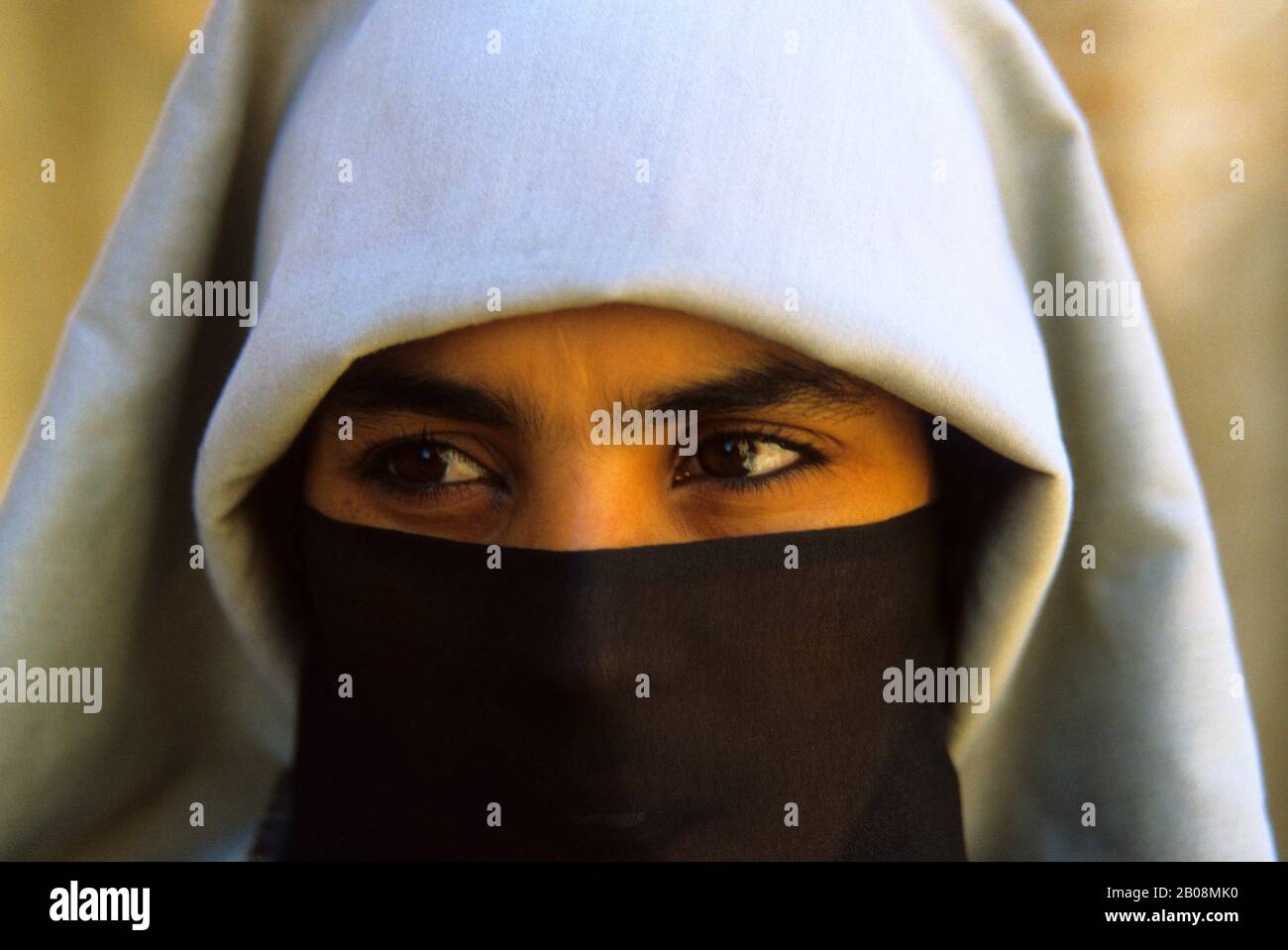 MAROC, MARRAKECH, MÉDINA (VIEILLE VILLE), SOUKS, SCÈNE DE RUE, FEMME MUSULMANE DANS LE VOILE TRADITIONNEL Banque D'Images