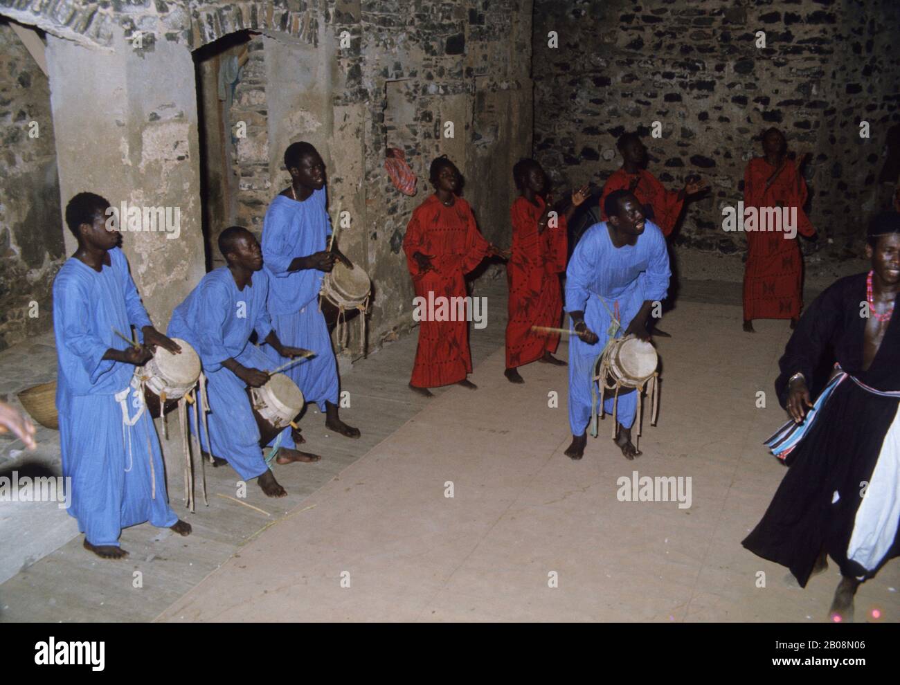 AFRIQUE DE L'OUEST, SÉNÉGAL, ILE DE DAKAR GOREE, MAISON D'ESCLAVE HISTORIQUE, RECONSTITUTION DU TRAITEMENT DES ESCLAVES, MUSICIENS AVEC TAMBOURS SÉNÉGALAIS SABAR Banque D'Images