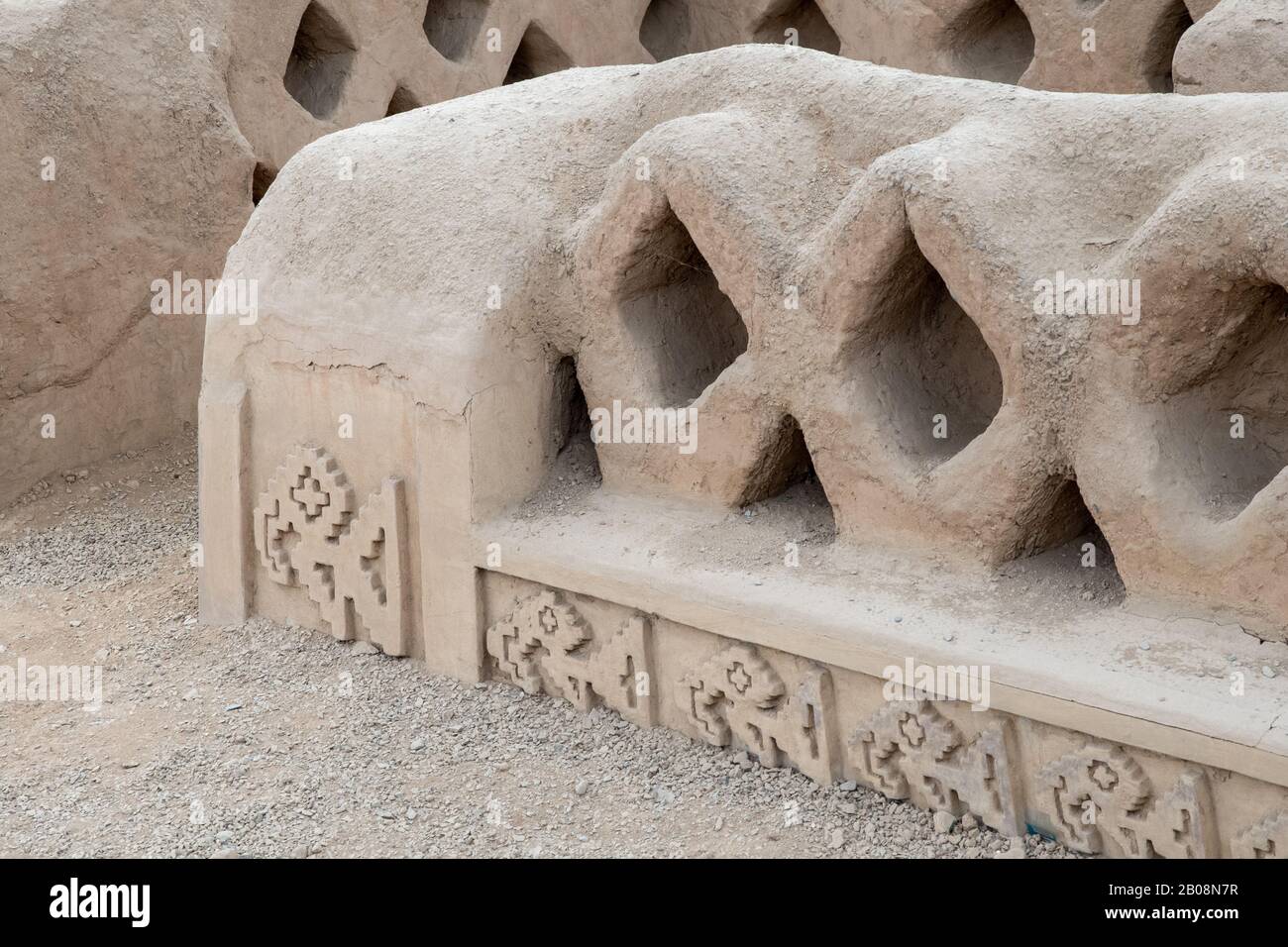 Reliefs de pélicans de la culture pré-Incan Chimu dans les murs adobe du site du patrimoine mondial Chan Chan près de Trujillo dans le nord du Pérou Banque D'Images