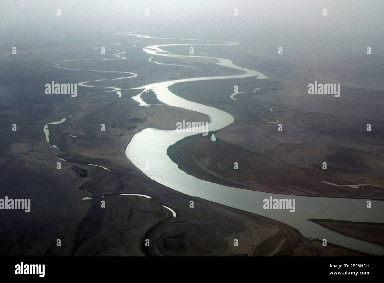 MALI, PRÈS DE TOMBOUCTOU, PHOTO AÉRIENNE DU FLEUVE NIGER AVEC TEMPÊTE DE POUSSIÈRE D'HARMATTAN Banque D'Images