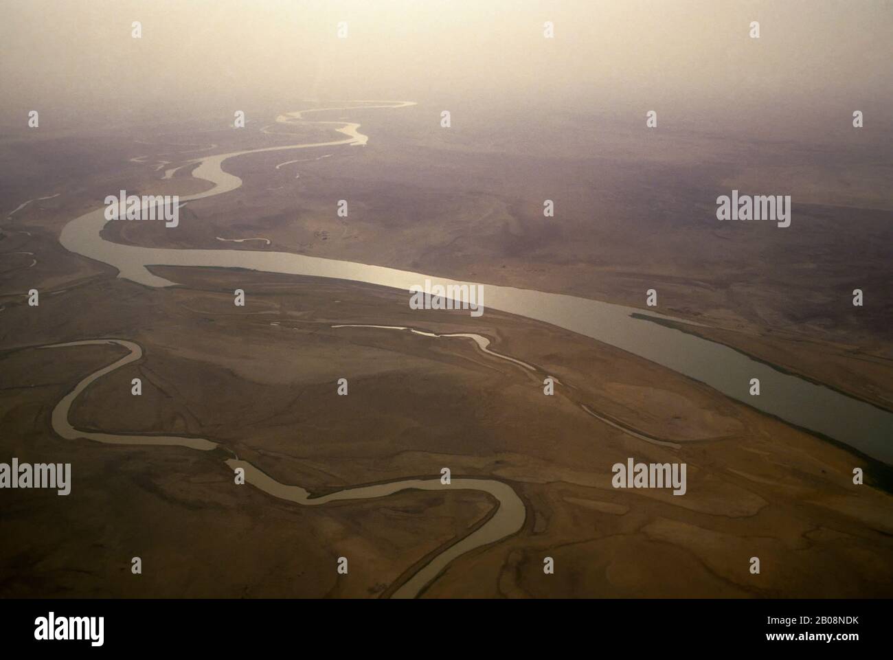 MALI, PRÈS DE TOMBOUCTOU, PHOTO AÉRIENNE DU FLEUVE NIGER AVEC TEMPÊTE DE POUSSIÈRE D'HARMATTAN Banque D'Images