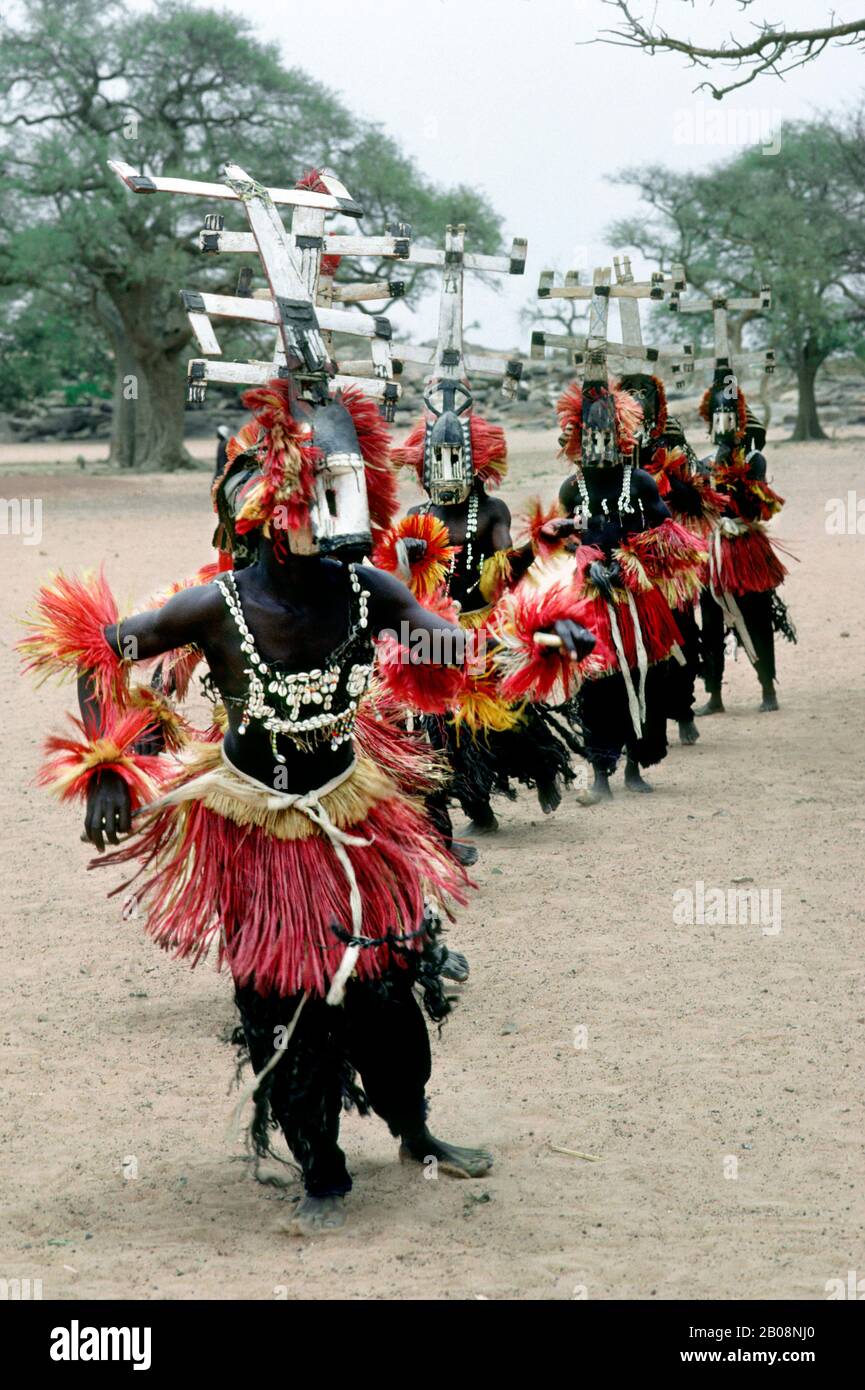MALI, PAYS DOGON, DANSEURS SANGA DOGON Banque D'Images