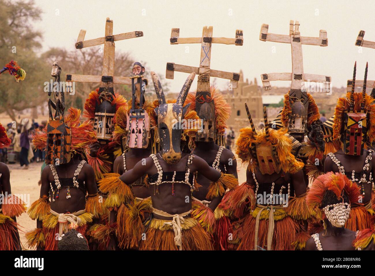 MALI, PAYS DOGON, VILLAGE SANGA, DANSEURS DOGON AVEC MASQUES TRADITIONNELS Banque D'Images