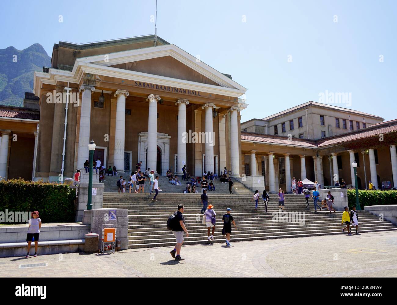 Le Cap, Afrique du Sud - 19 février 2020 : Les Étudiants s'assoient sur les marches emblématiques de l'Université du Cap en Afrique du Sud. Banque D'Images