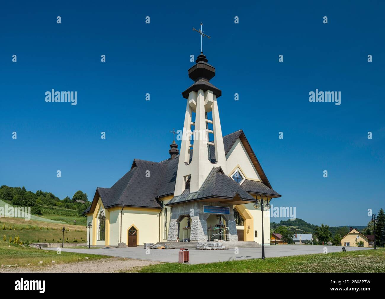 Nouvelle église catholique romaine dans le village de Przydonica, Roznow Foothills, Carpates occidentales, Malopolska, Pologne Banque D'Images