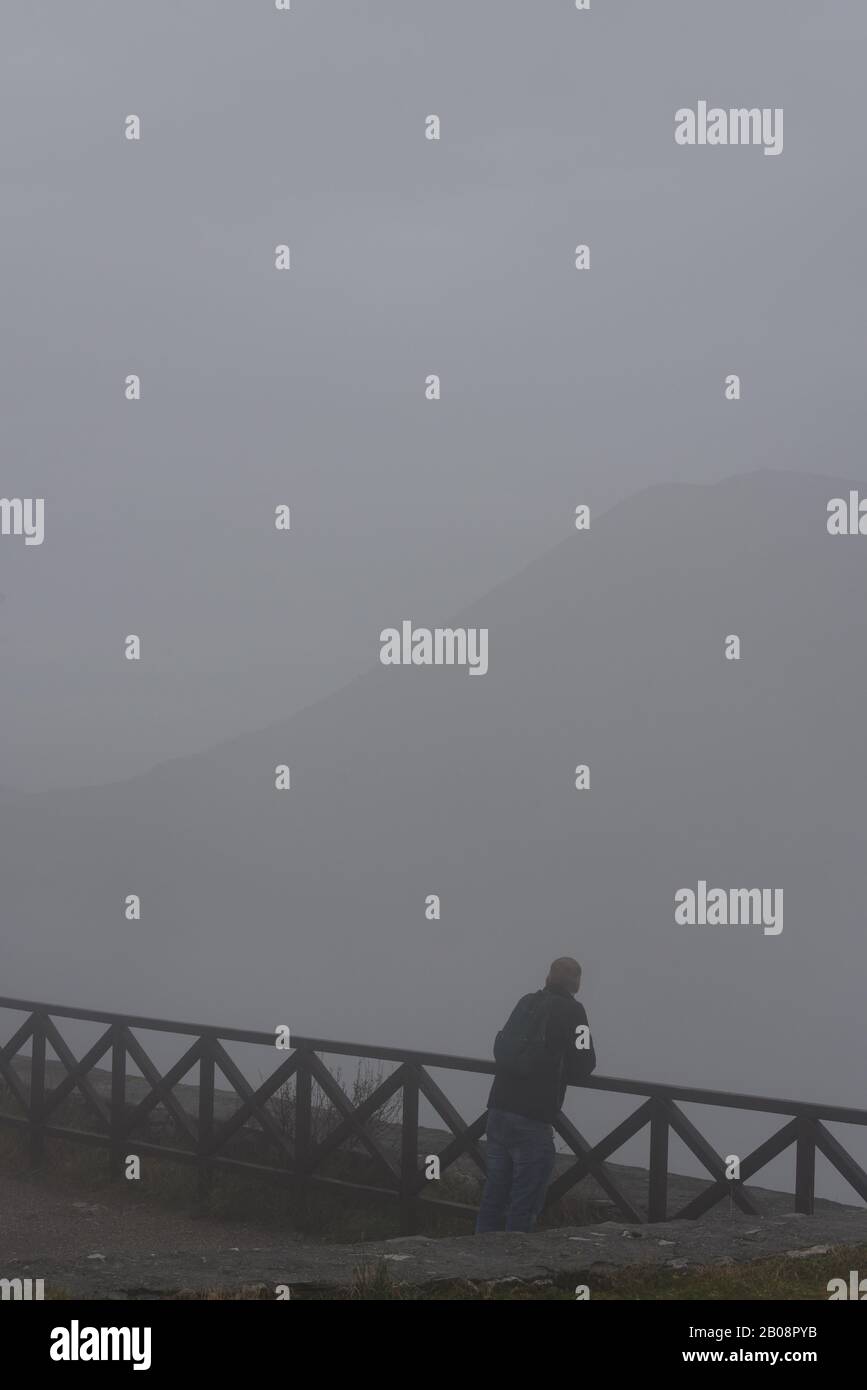 Tourisme regardant la vue sur la brume depuis le château de Rozafa, en Albanie Banque D'Images