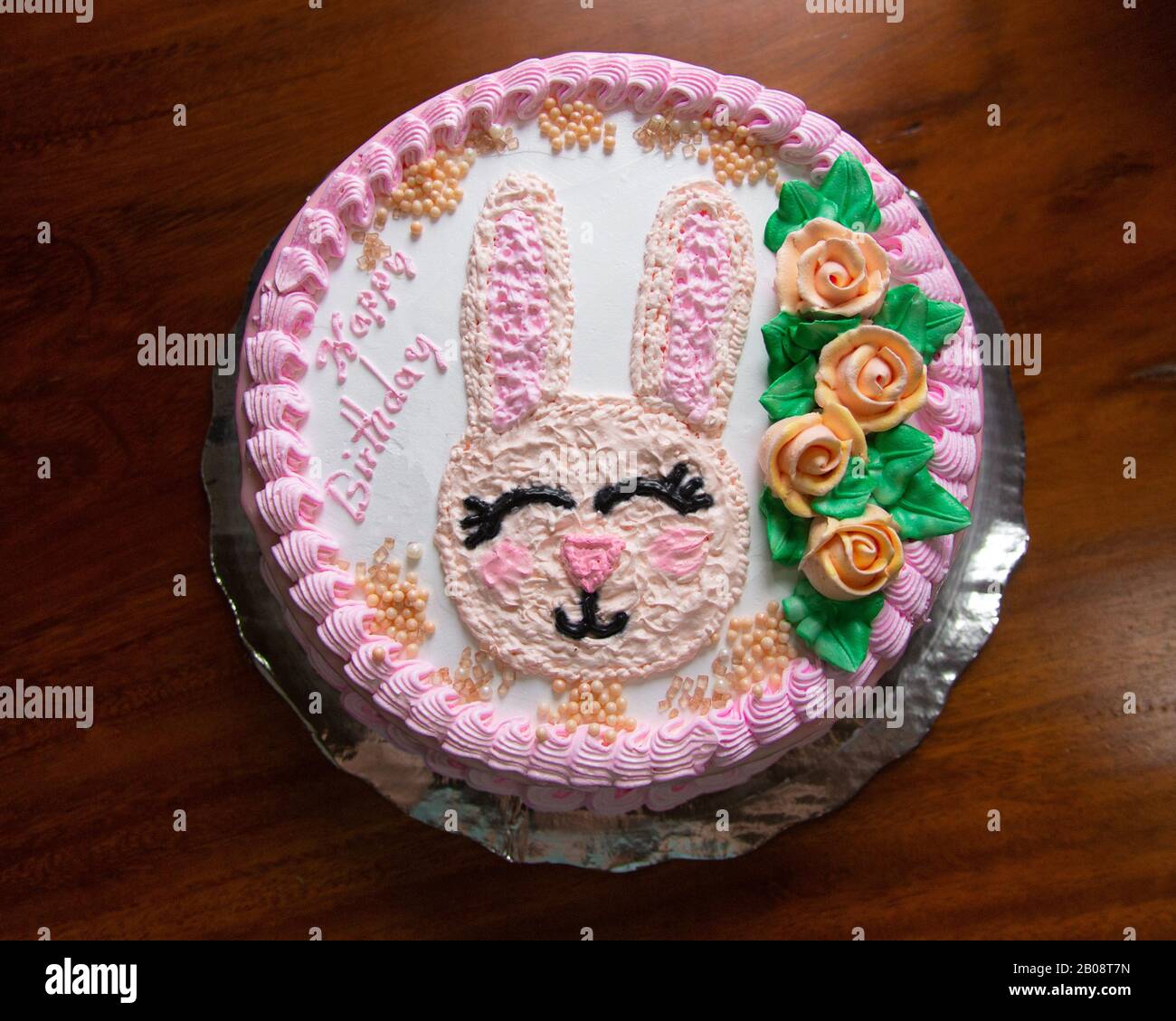 Gateau D Anniversaire Lapin Rose Banque D Image Et Photos Alamy