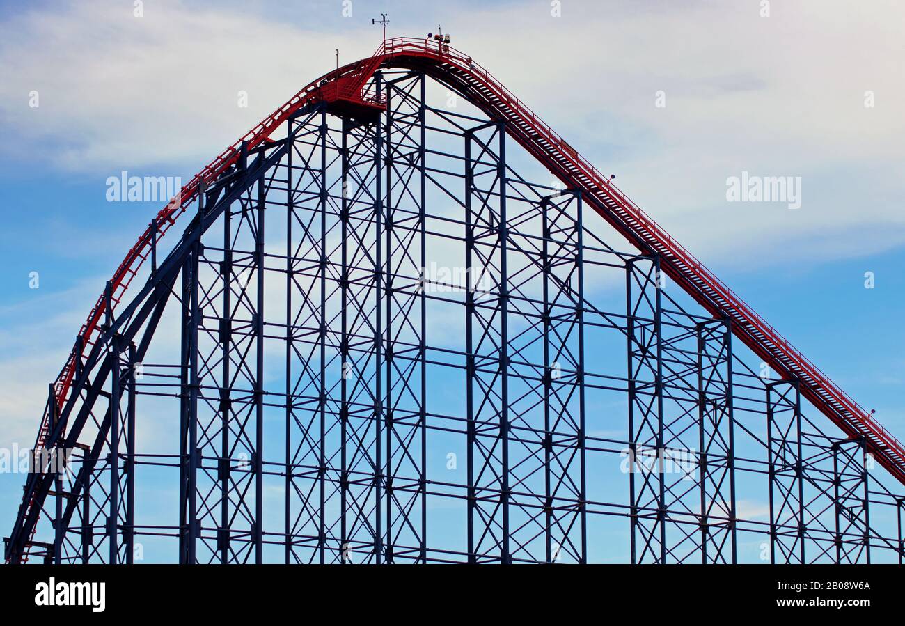 La structure imposante du Big One forme un modèle fort dans les gratte-ciel de Blackpool Banque D'Images