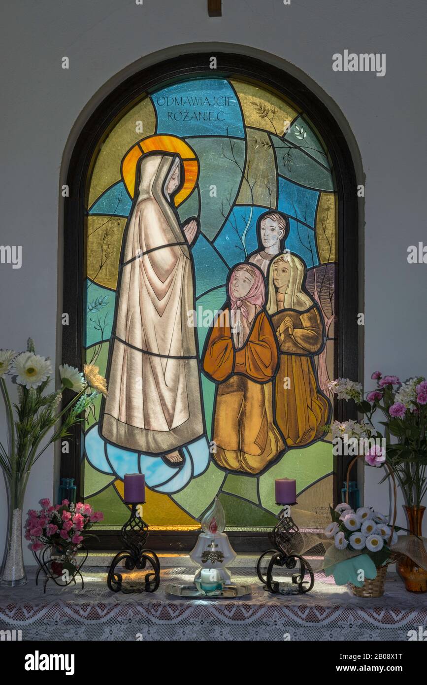 Priez le Rosaire, vitrail vitré par Dominik Chmielewski, 2010, chapelle routière près du village de Binczarowa, Carpates occidentales, Malopolska Pologne Banque D'Images